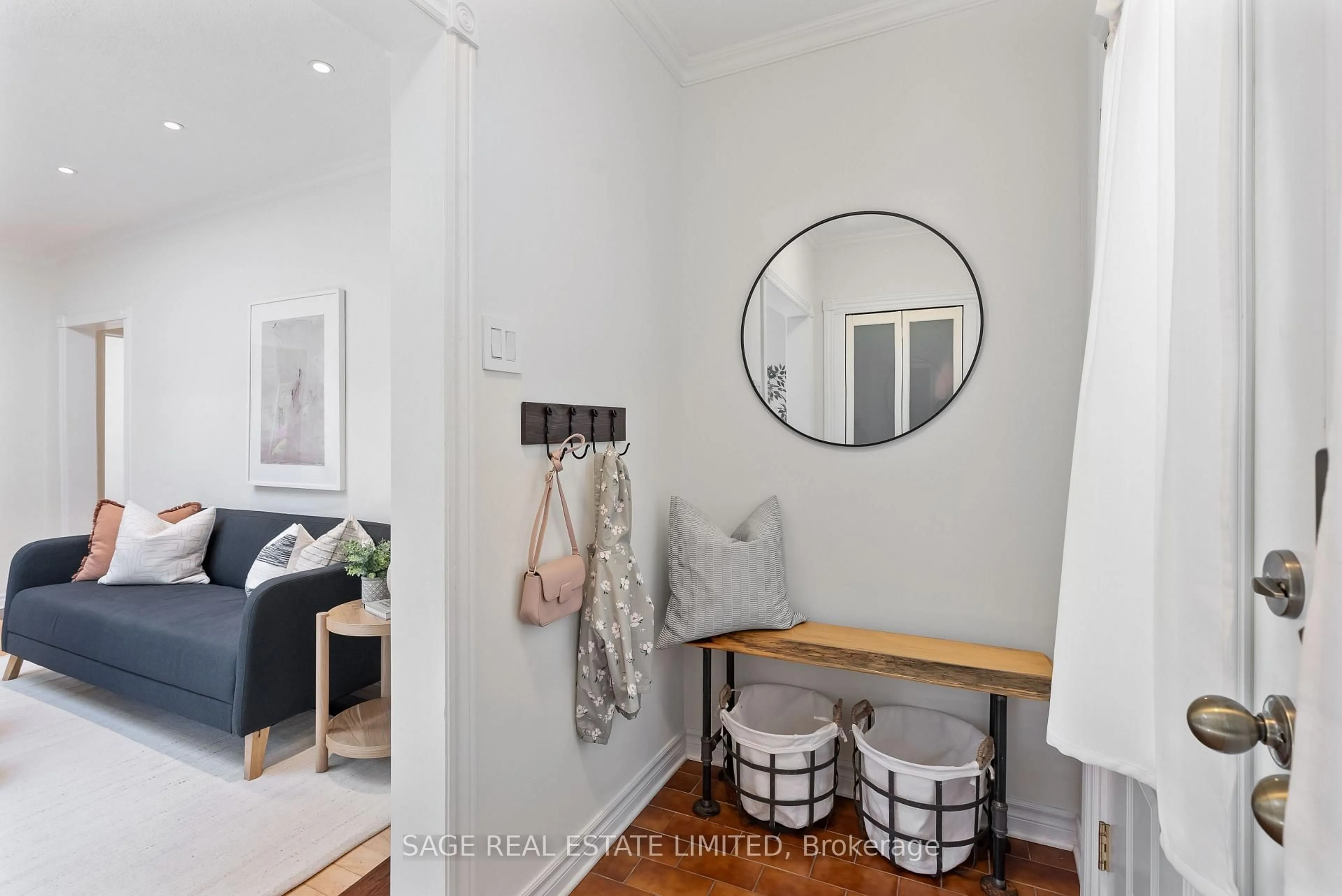 Indoor entryway for 4047 Old Dundas St, Toronto Ontario M6S 2R5