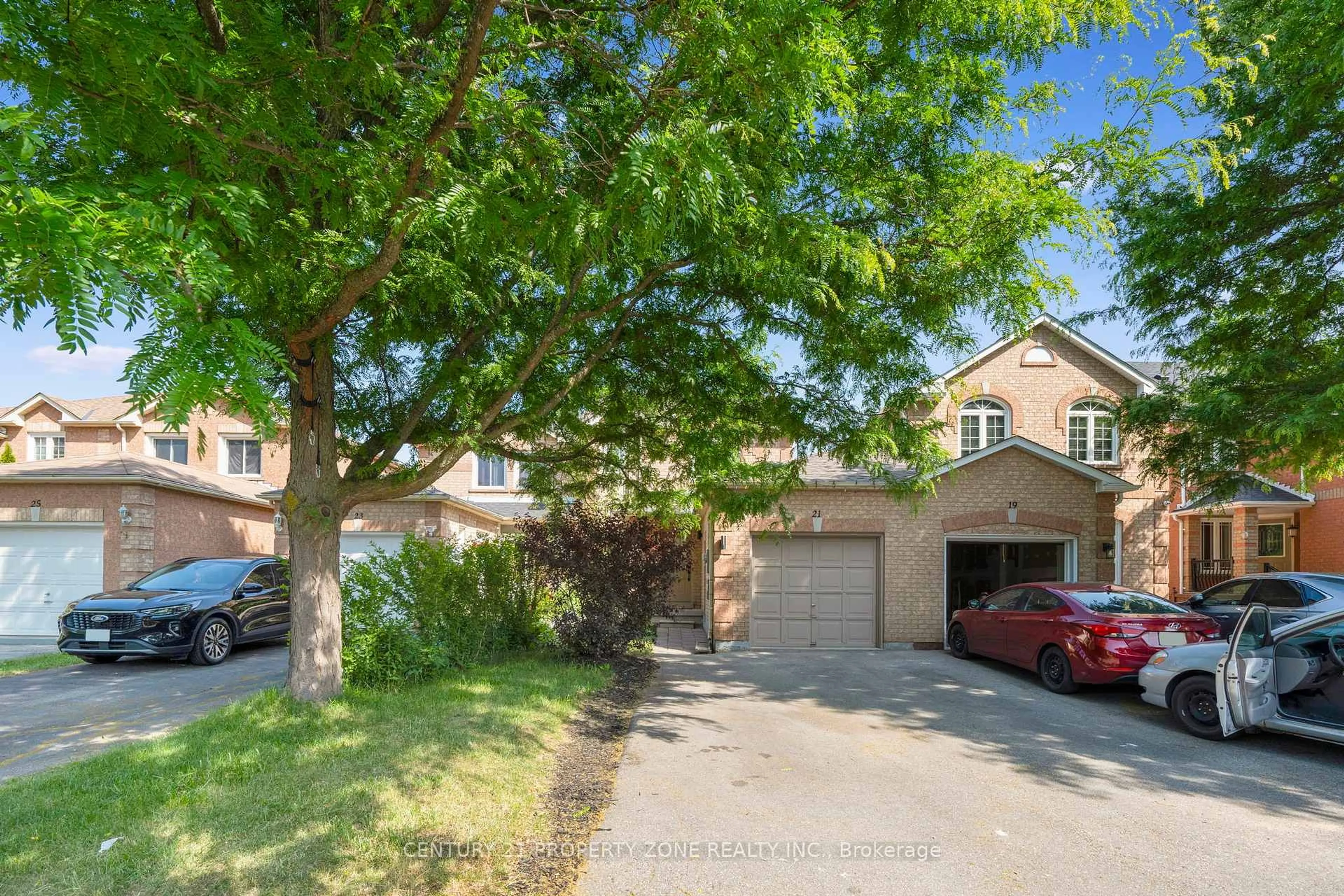 A pic from outside/outdoor area/front of a property/back of a property/a pic from drone, street for 21 White Tail Cres, Brampton Ontario L6Y 2C5