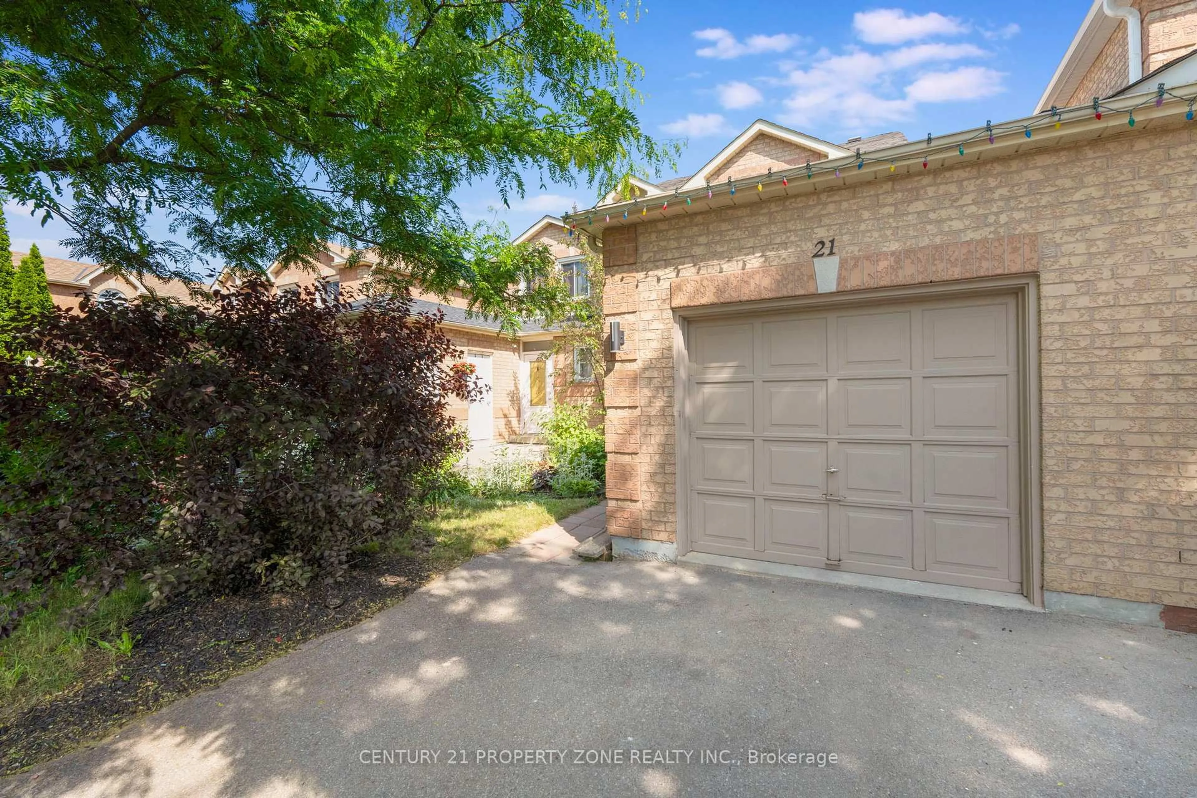 A pic from outside/outdoor area/front of a property/back of a property/a pic from drone, street for 21 White Tail Cres, Brampton Ontario L6Y 2C5