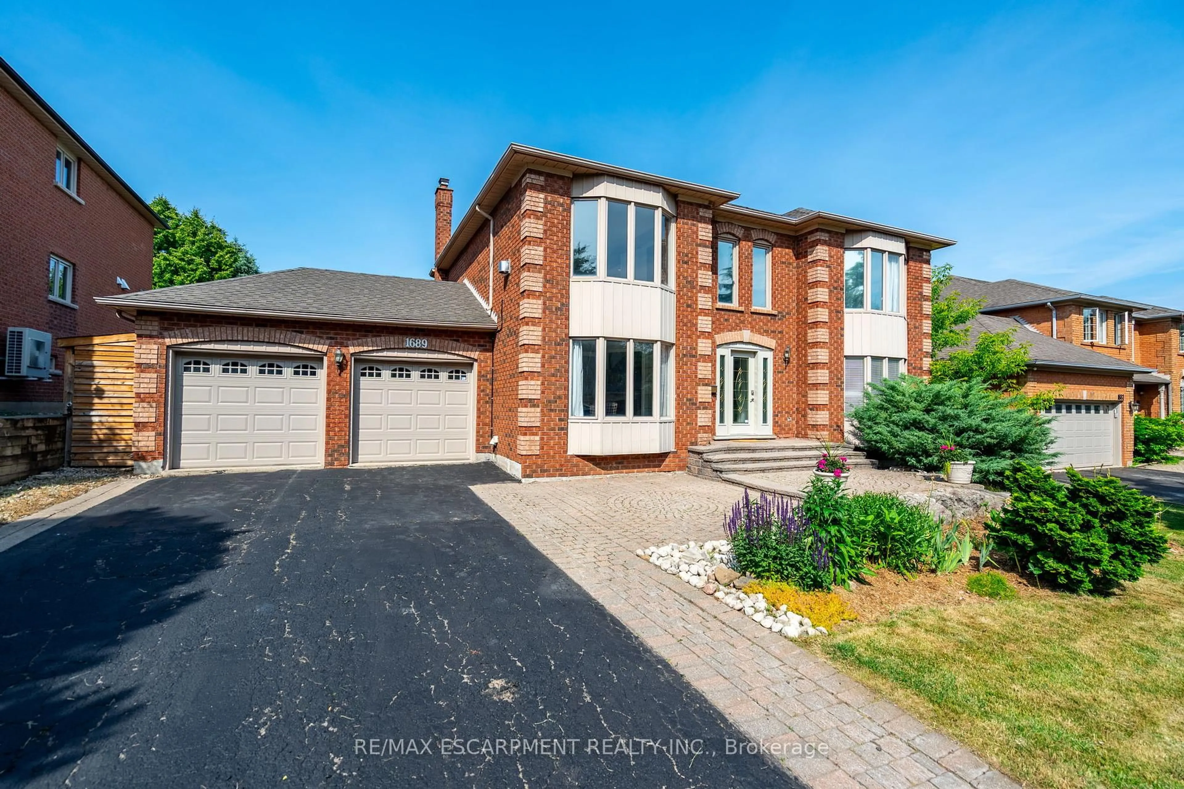 Home with brick exterior material, street for 1689 Kerns Rd, Burlington Ontario L7P 4V6