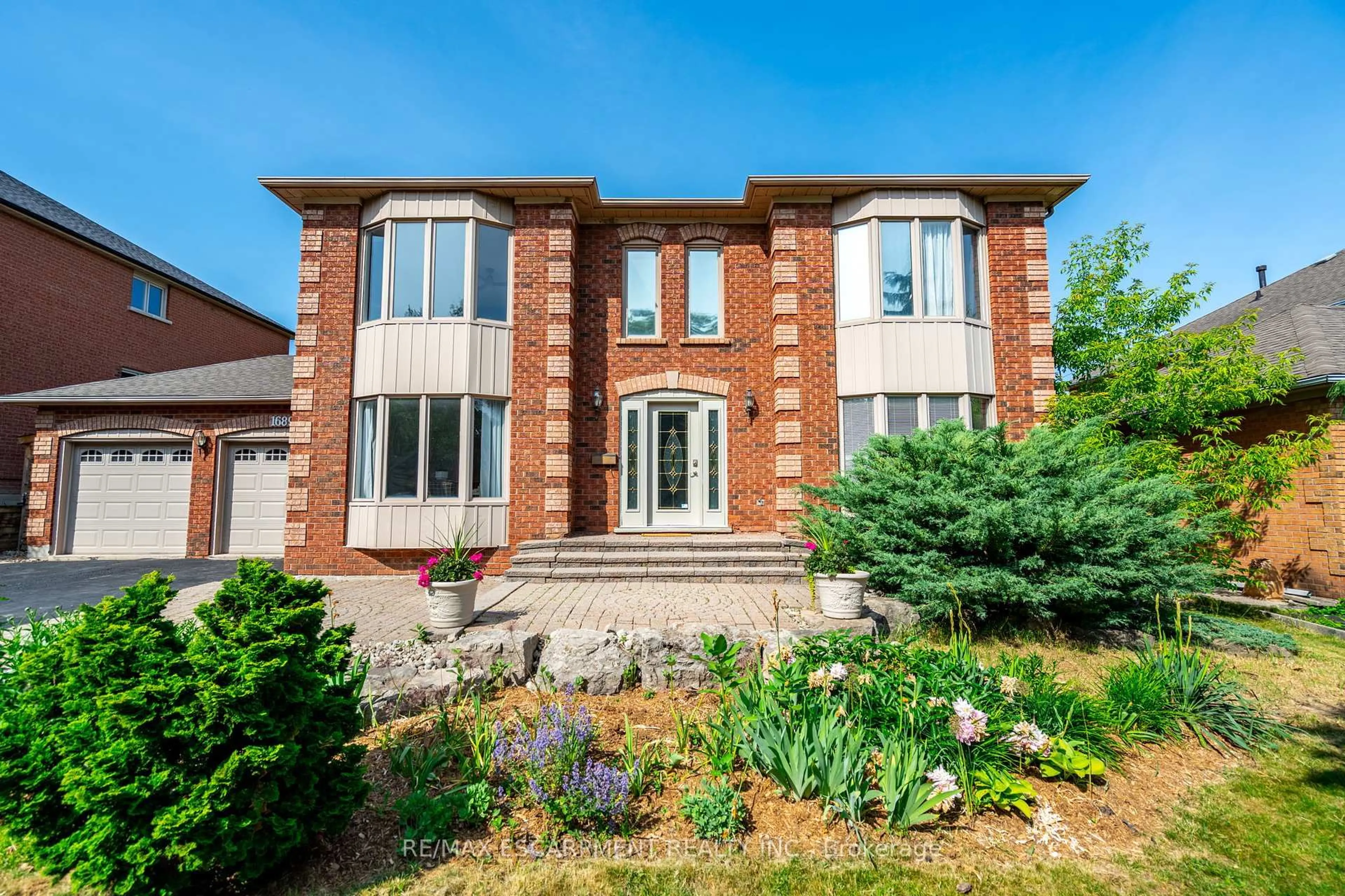 Home with brick exterior material, building for 1689 Kerns Rd, Burlington Ontario L7P 4V6