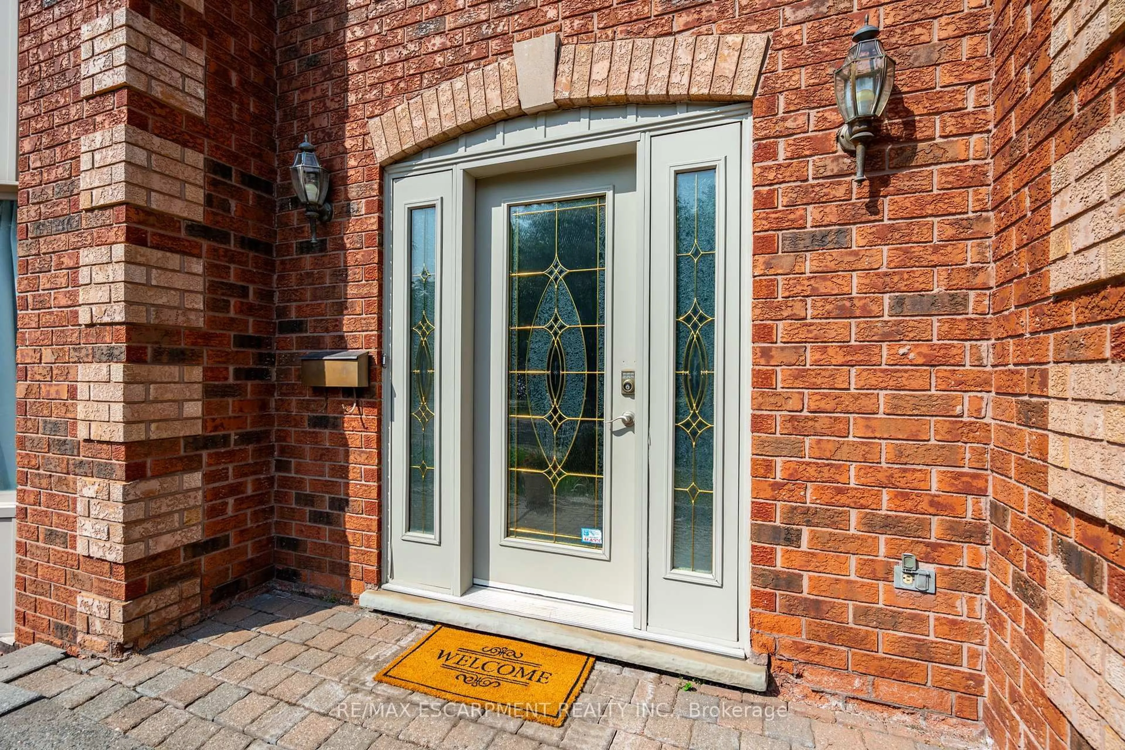Indoor entryway for 1689 Kerns Rd, Burlington Ontario L7P 4V6