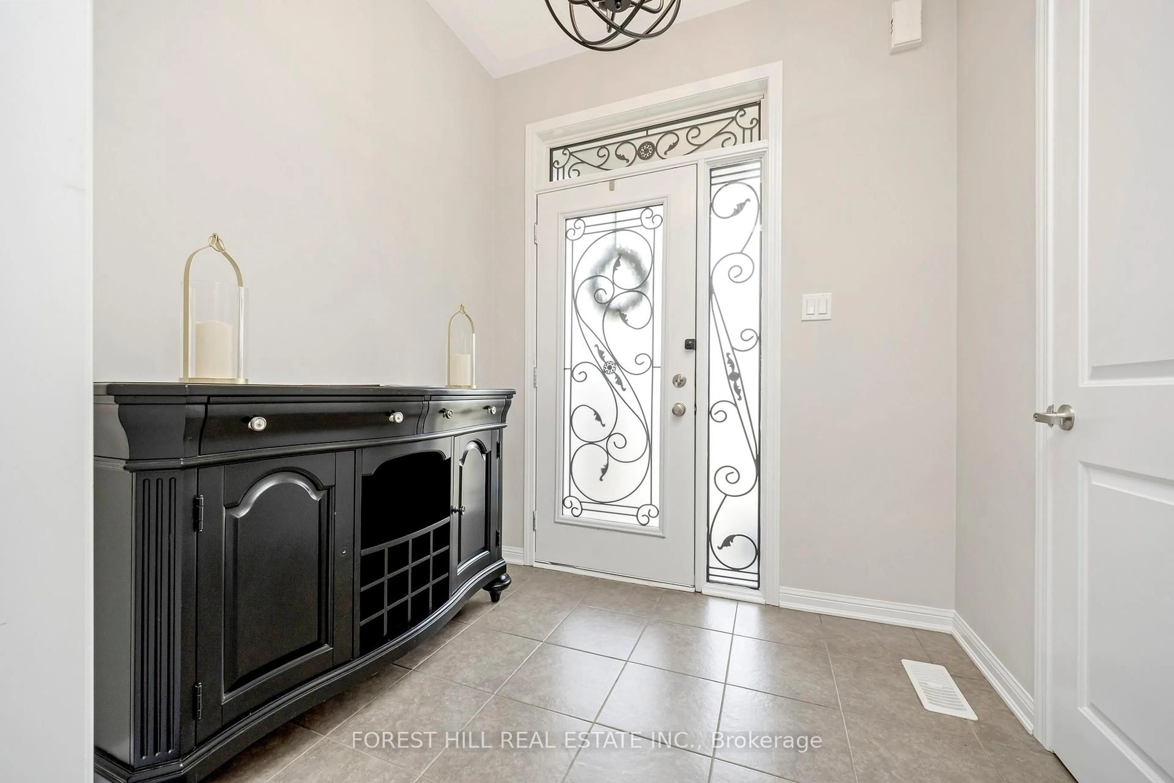Indoor entryway for 928 Dice Way, Milton Ontario L9T 8C9