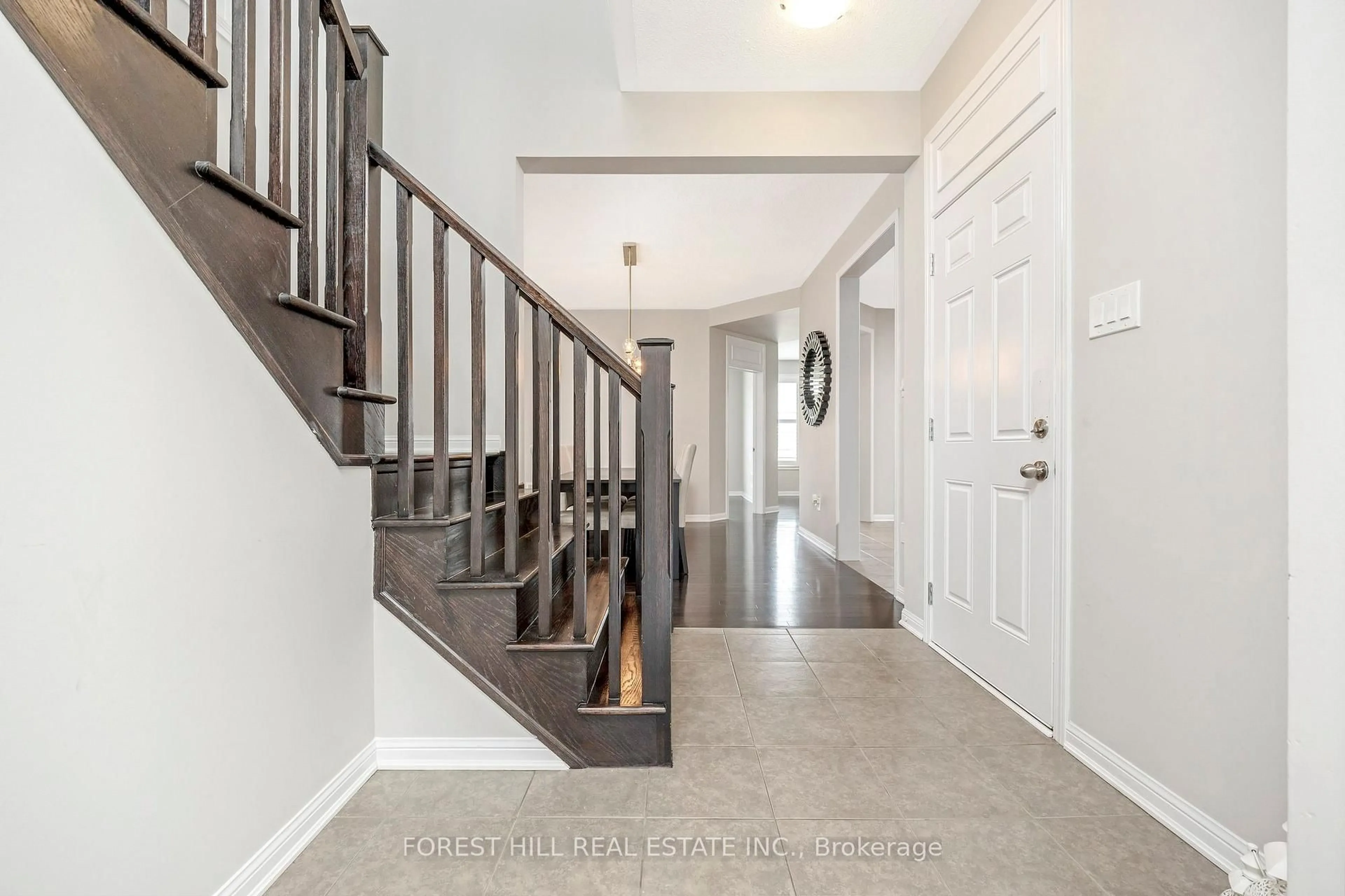 Indoor entryway for 928 Dice Way, Milton Ontario L9T 8C9