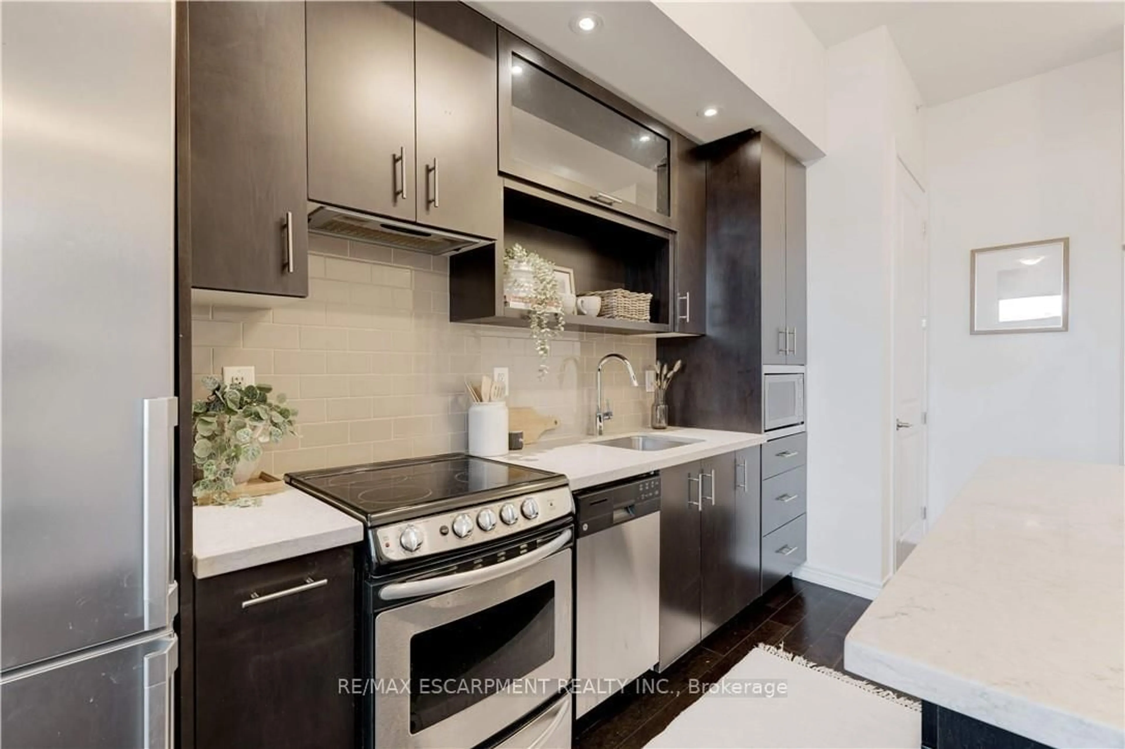 Contemporary kitchen, unknown for 457 Plains Rd #110, Burlington Ontario L7T 0B8