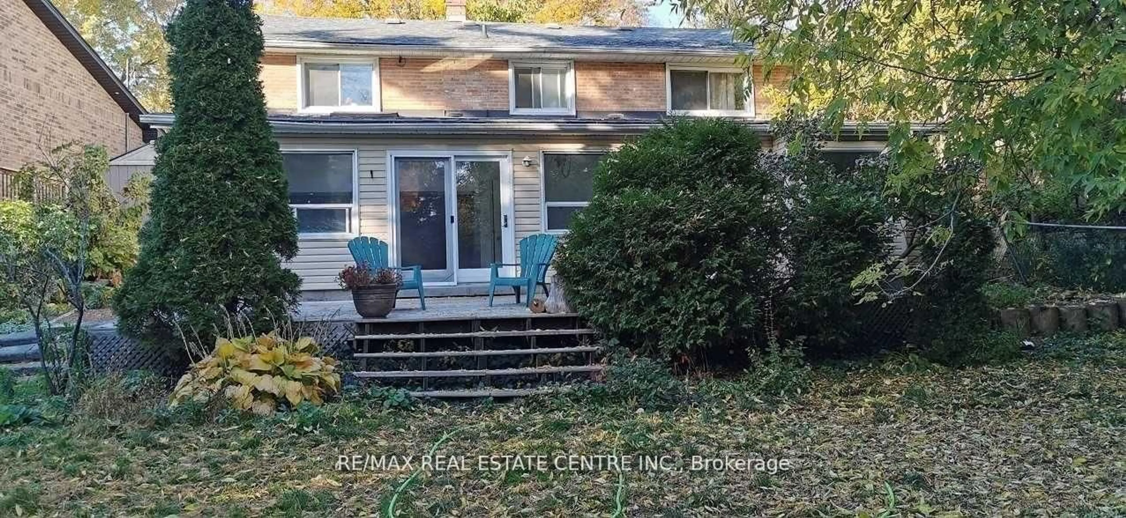 A pic from outside/outdoor area/front of a property/back of a property/a pic from drone, street for 1514 Drymen Cres, Mississauga Ontario L5G 2P2