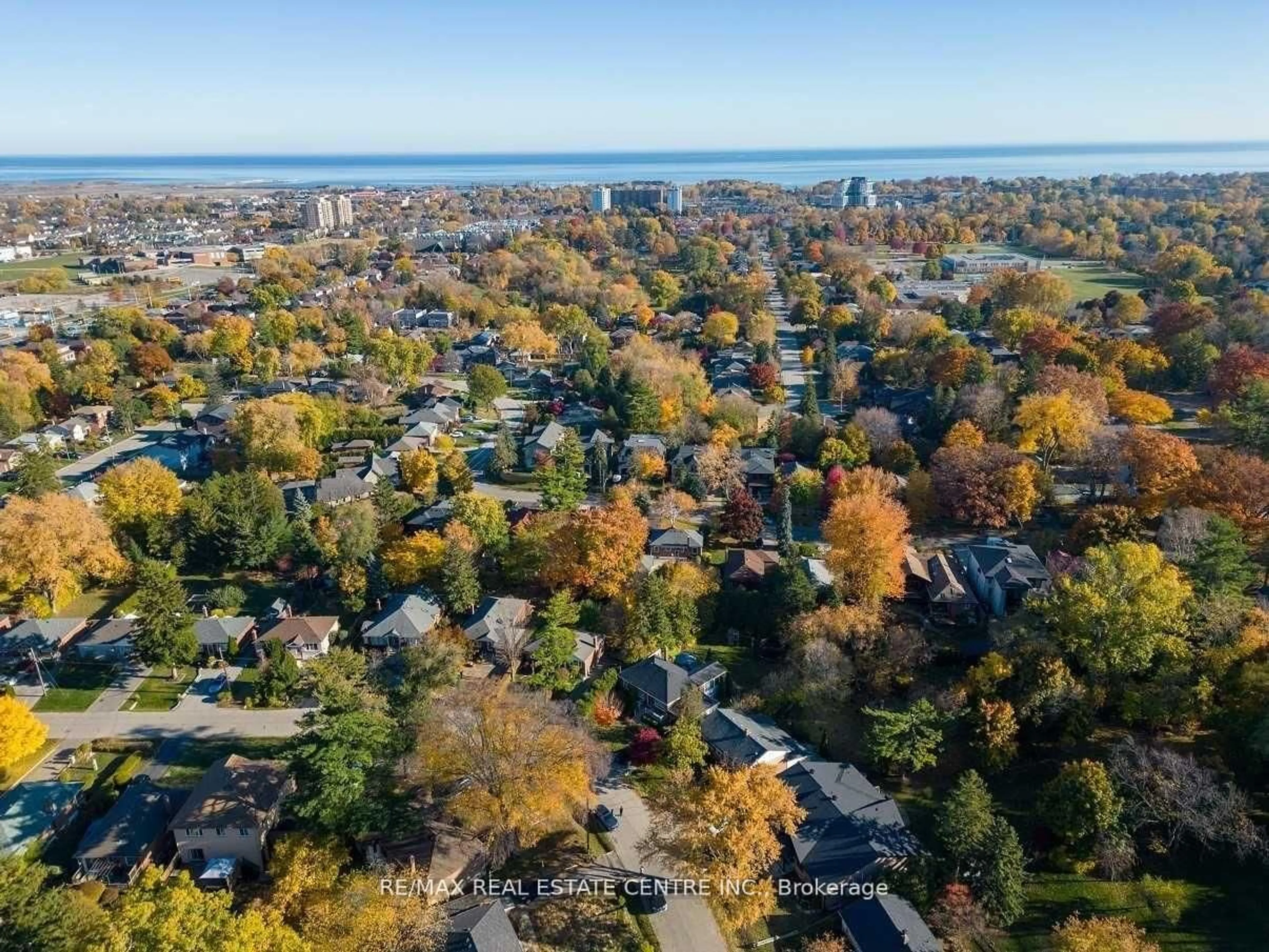 A pic from outside/outdoor area/front of a property/back of a property/a pic from drone, water/lake/river/ocean view for 1514 Drymen Cres, Mississauga Ontario L5G 2P2