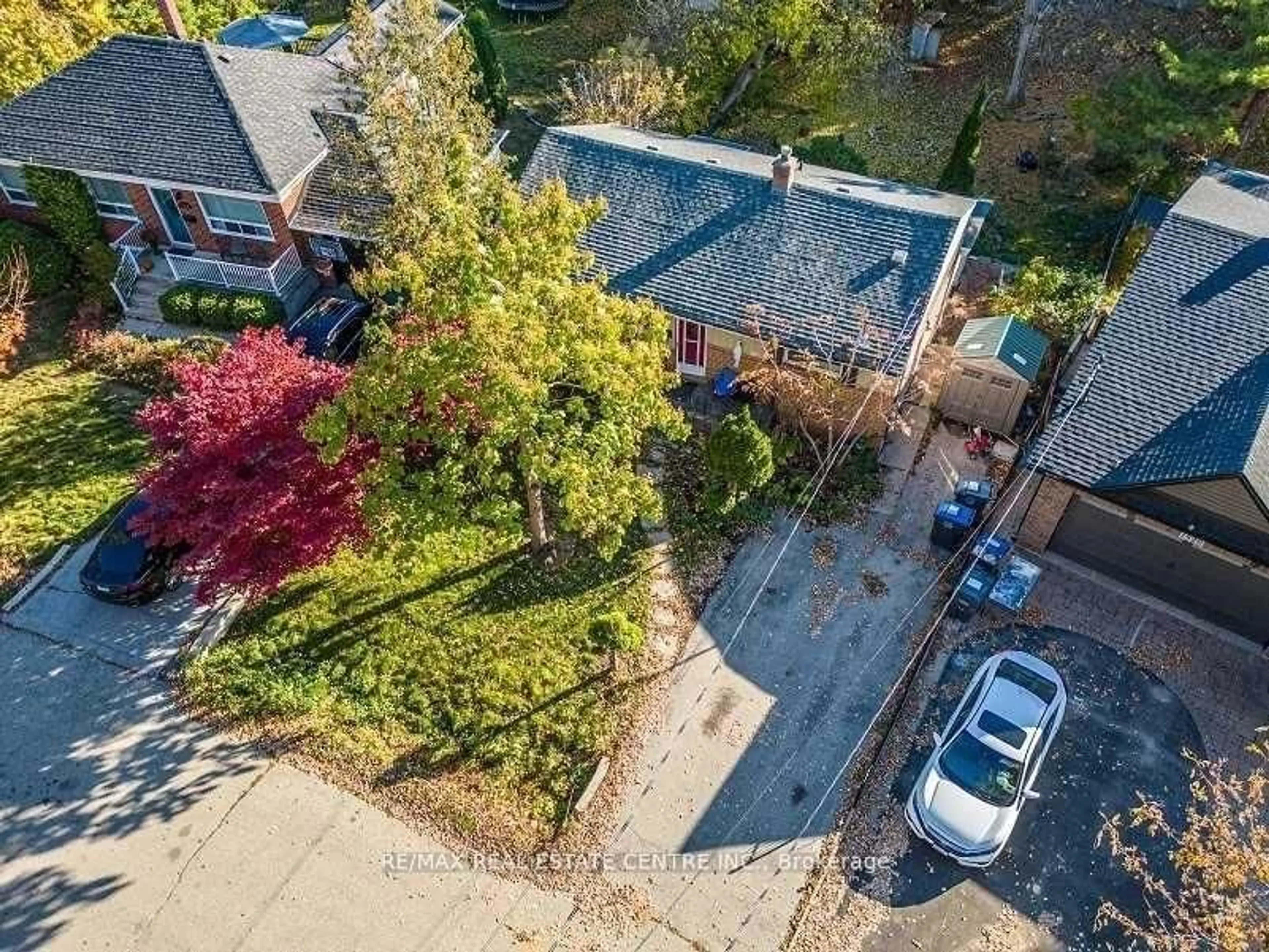 A pic from outside/outdoor area/front of a property/back of a property/a pic from drone, street for 1514 Drymen Cres, Mississauga Ontario L5G 2P2