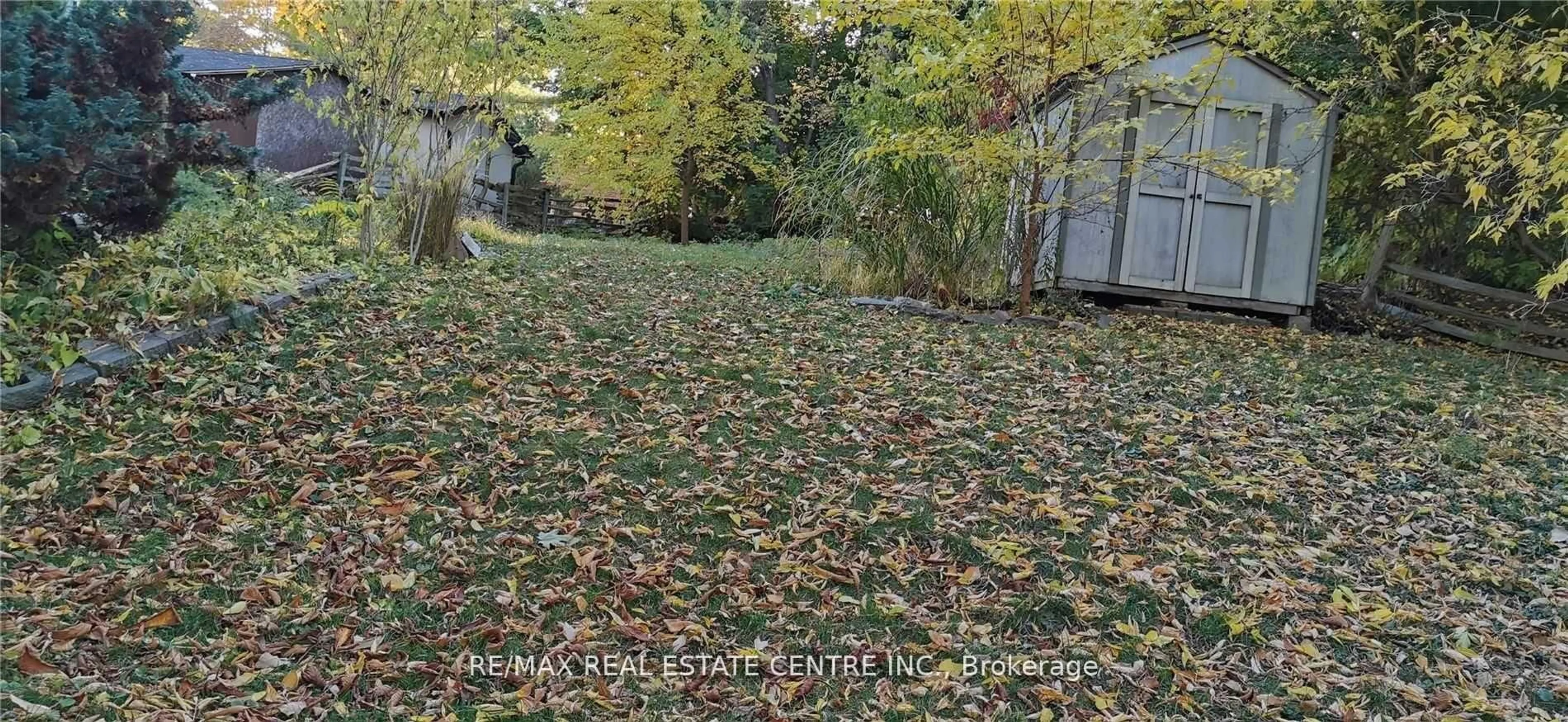 A pic from outside/outdoor area/front of a property/back of a property/a pic from drone, street for 1514 Drymen Cres, Mississauga Ontario L5G 2P2