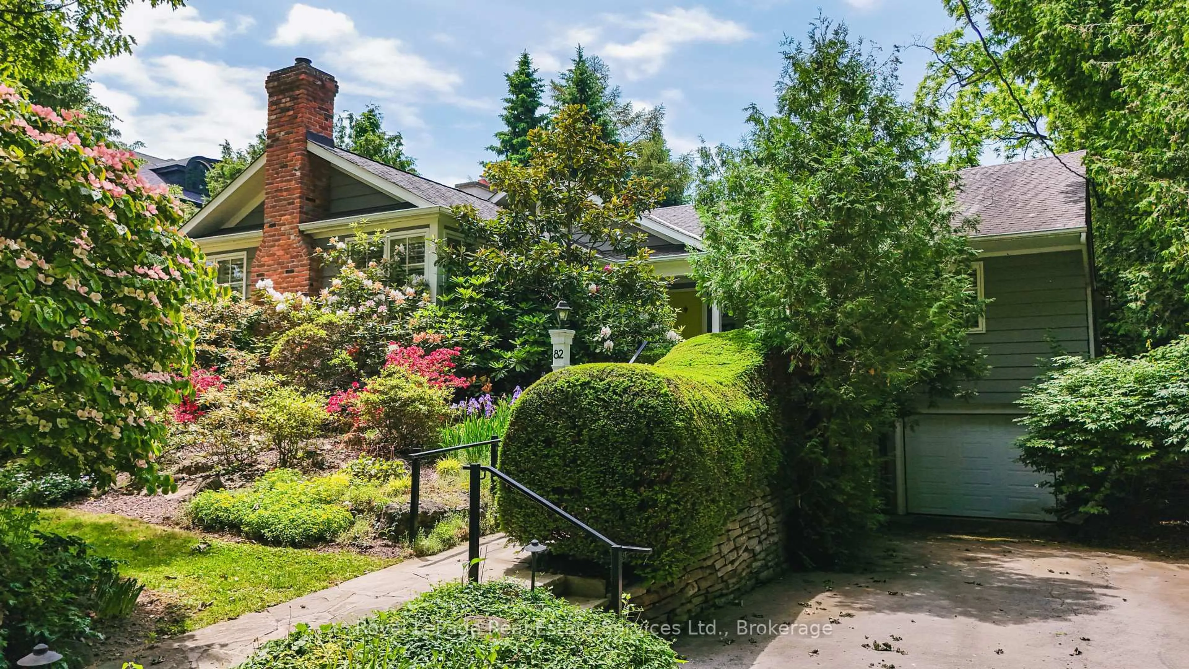 A pic from outside/outdoor area/front of a property/back of a property/a pic from drone, street for 82 First St, Oakville Ontario L6J 3R3