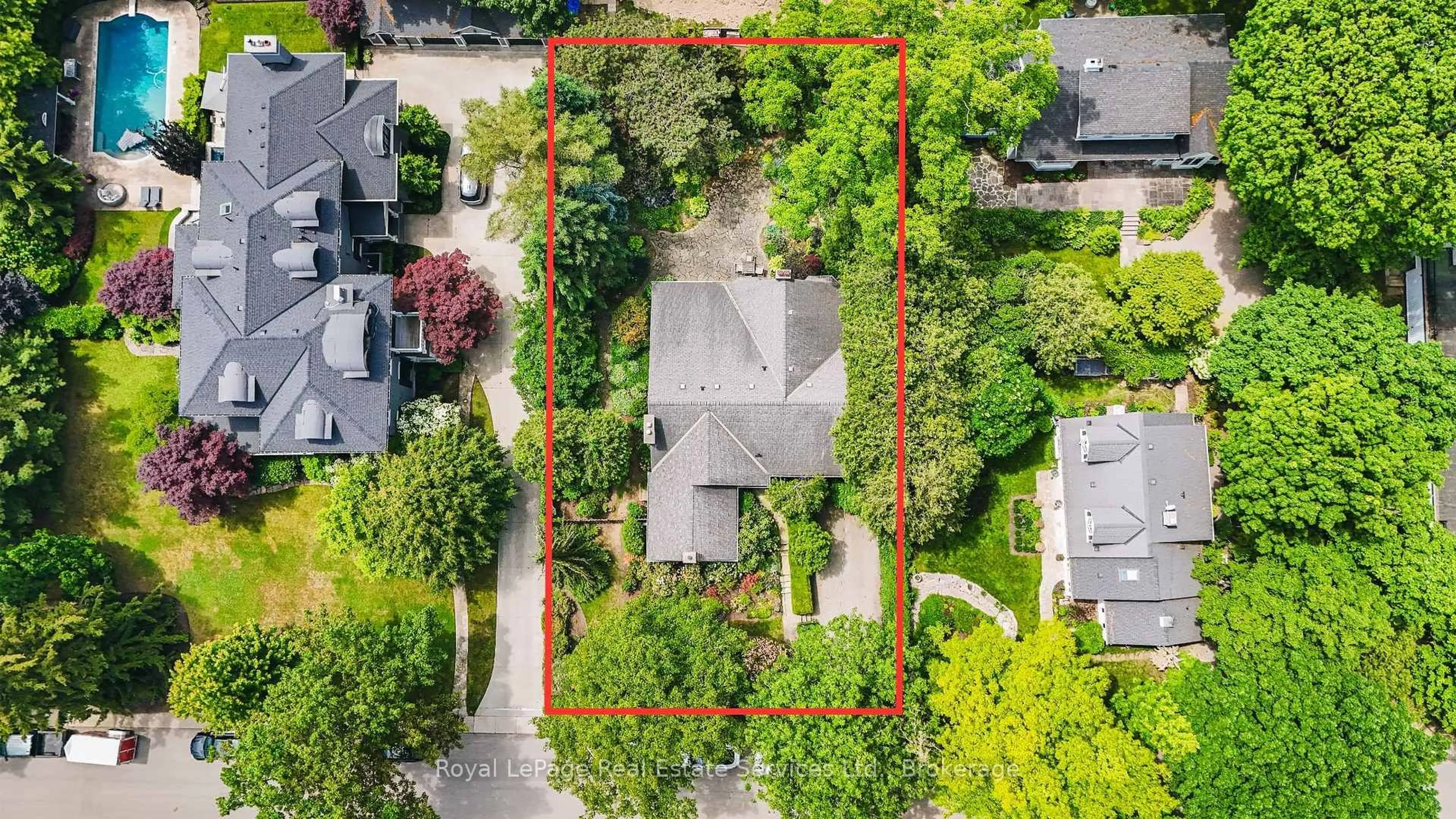 A pic from outside/outdoor area/front of a property/back of a property/a pic from drone, street for 82 First St, Oakville Ontario L6J 3R3