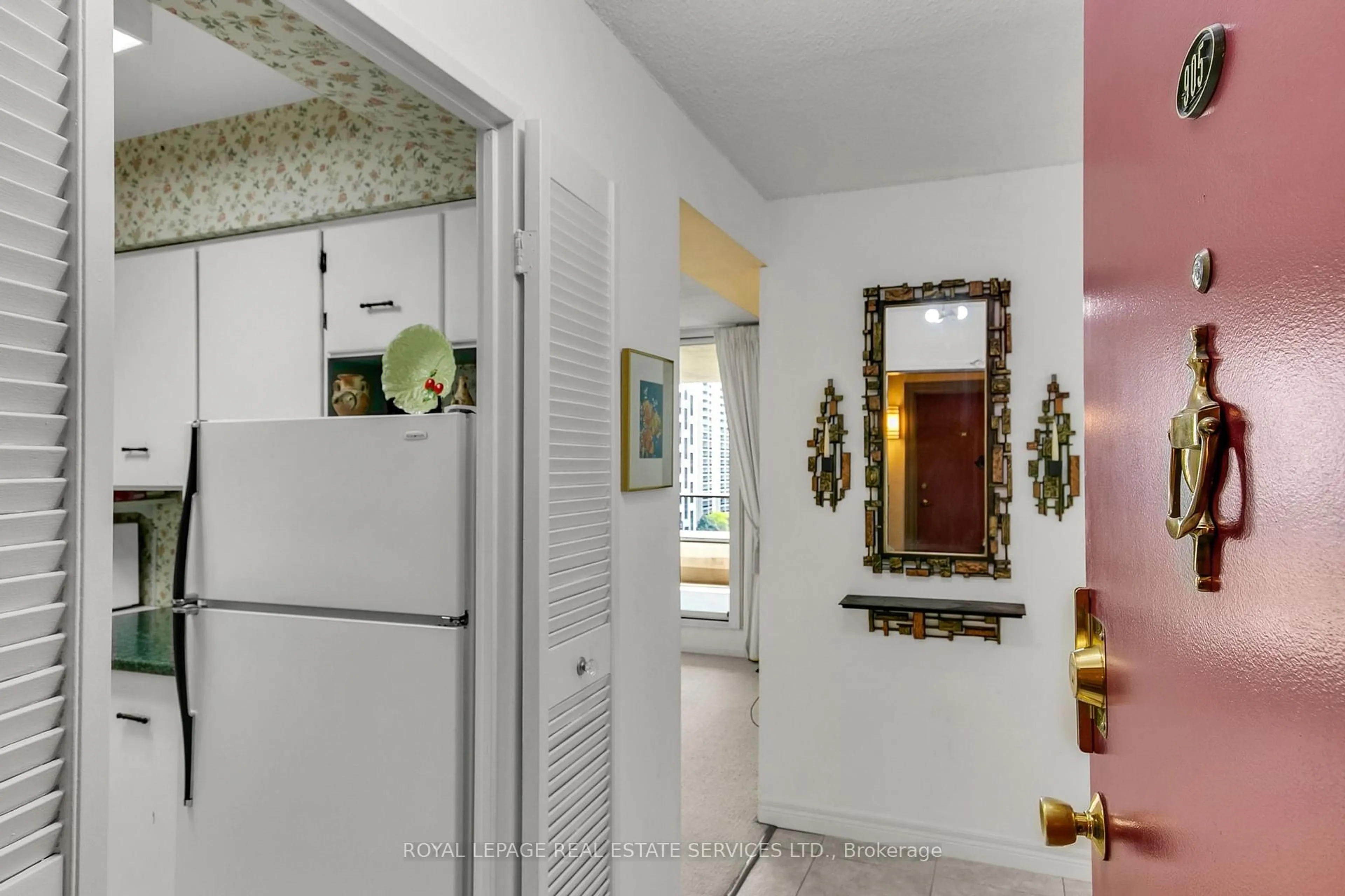Indoor entryway for 50 Quebec Ave #905, Toronto Ontario M6P 4B4