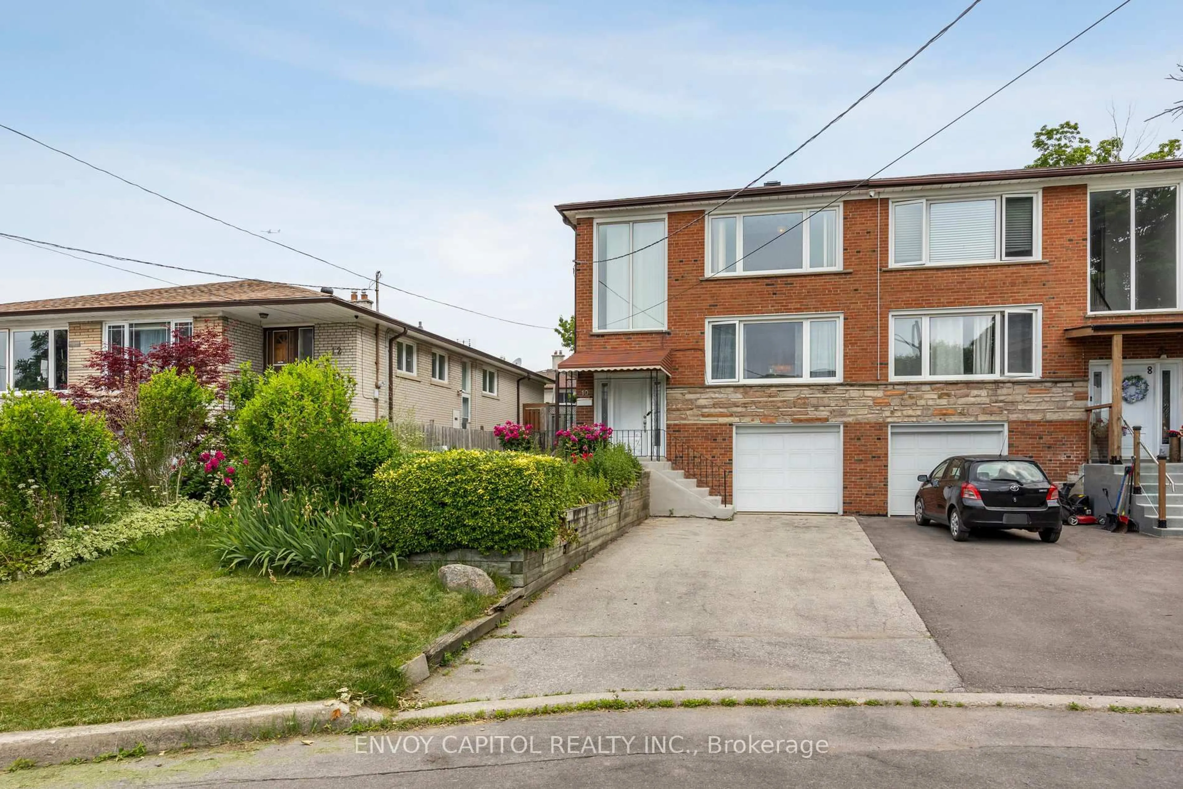 A pic from outside/outdoor area/front of a property/back of a property/a pic from drone, street for 10 Wintergreen Rd, Toronto Ontario M3M 2J1