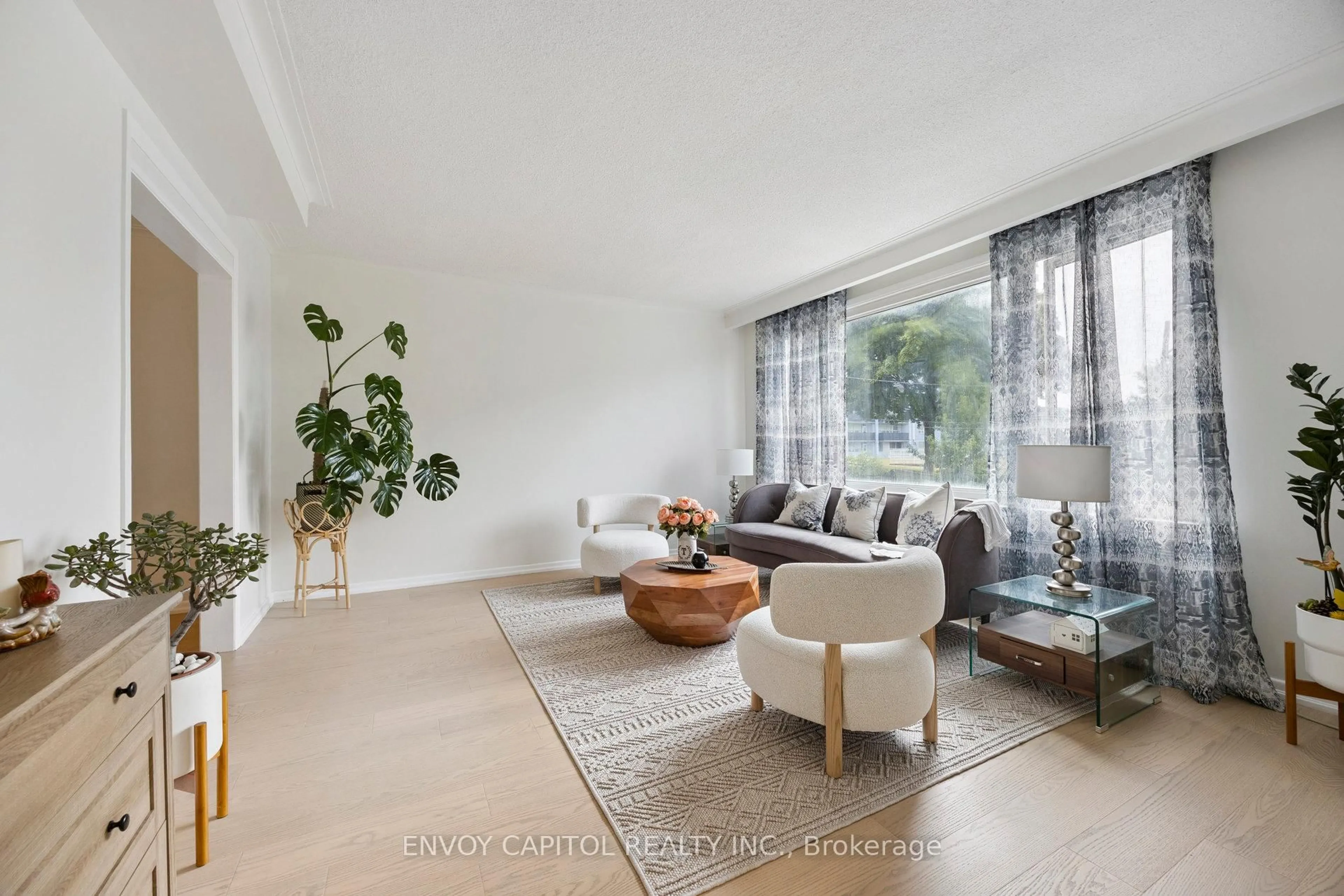 Living room with furniture, unknown for 10 Wintergreen Rd, Toronto Ontario M3M 2J1