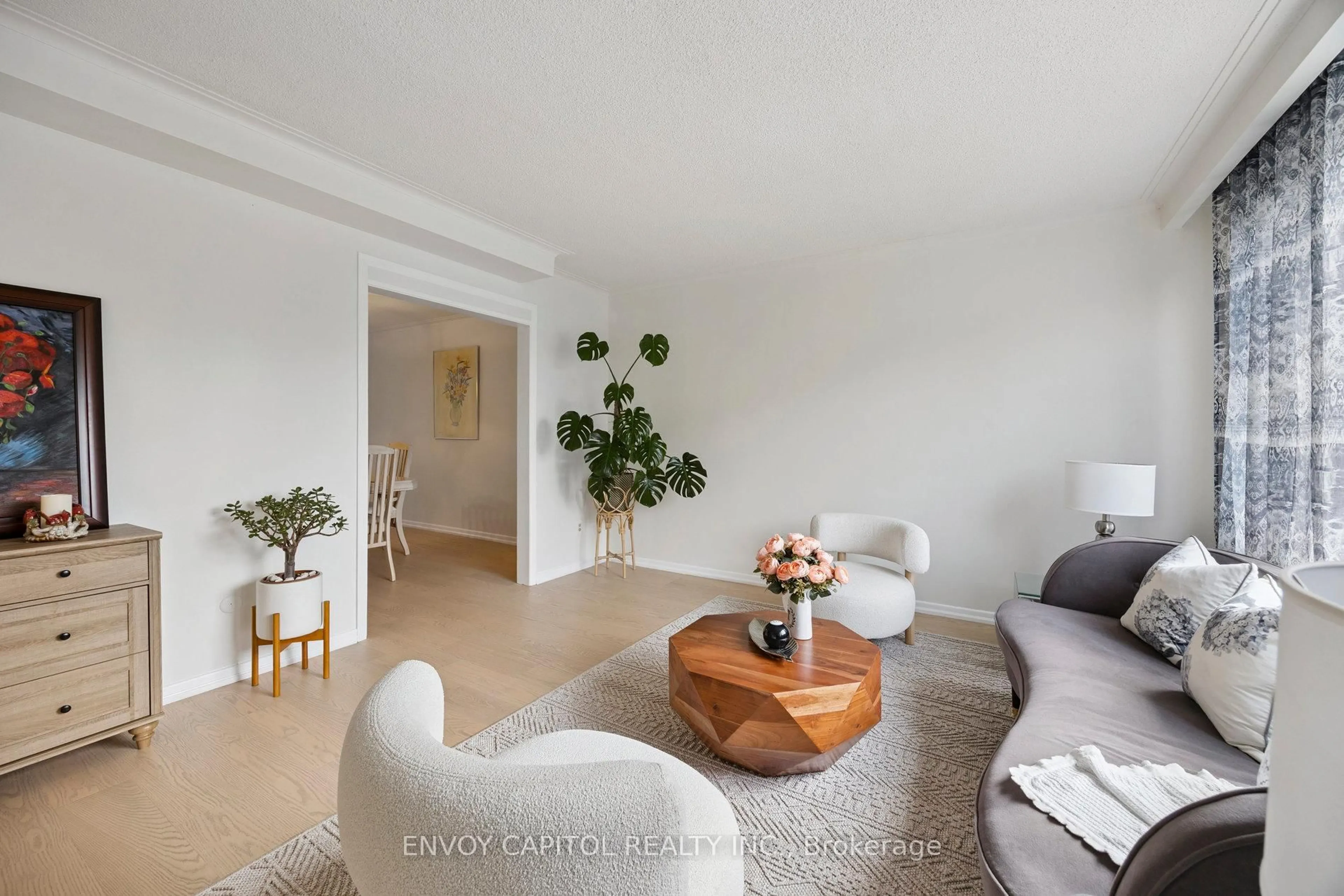Living room with furniture, unknown for 10 Wintergreen Rd, Toronto Ontario M3M 2J1