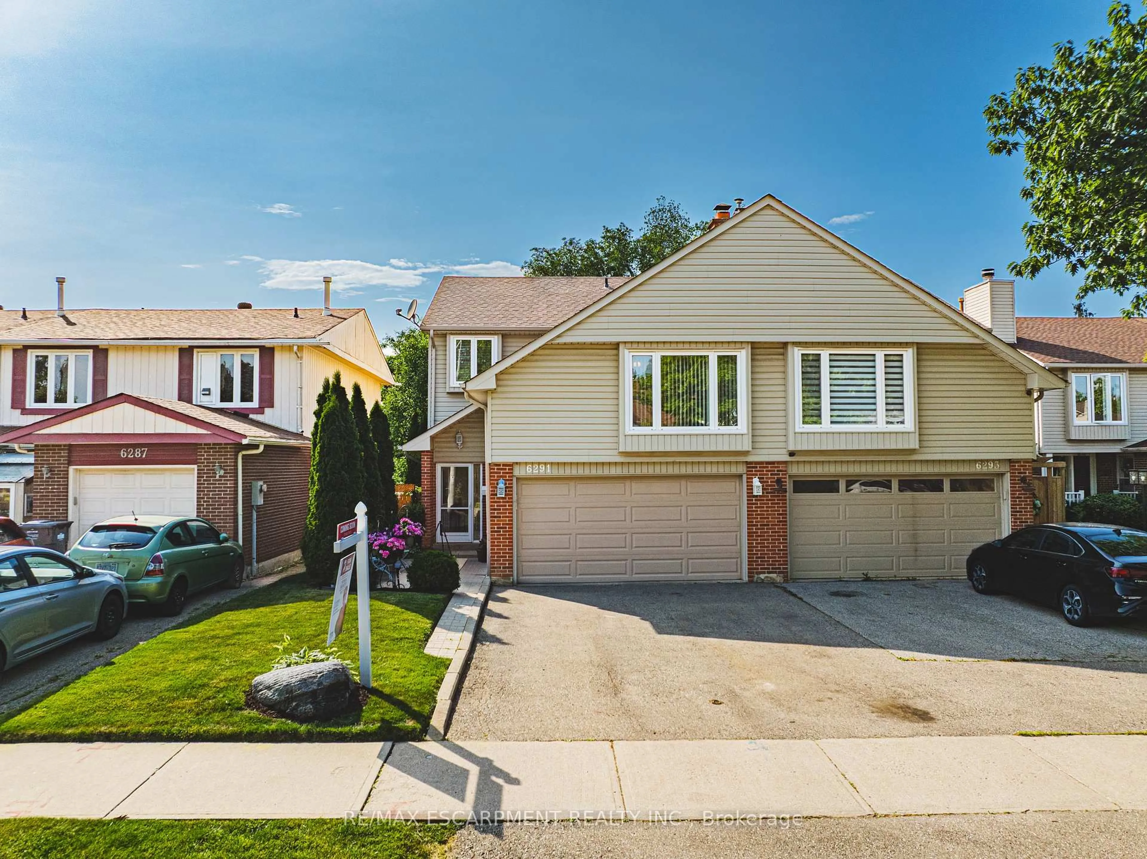 Home with vinyl exterior material, street for 6291 Starfield Cres, Mississauga Ontario L5N 1X3
