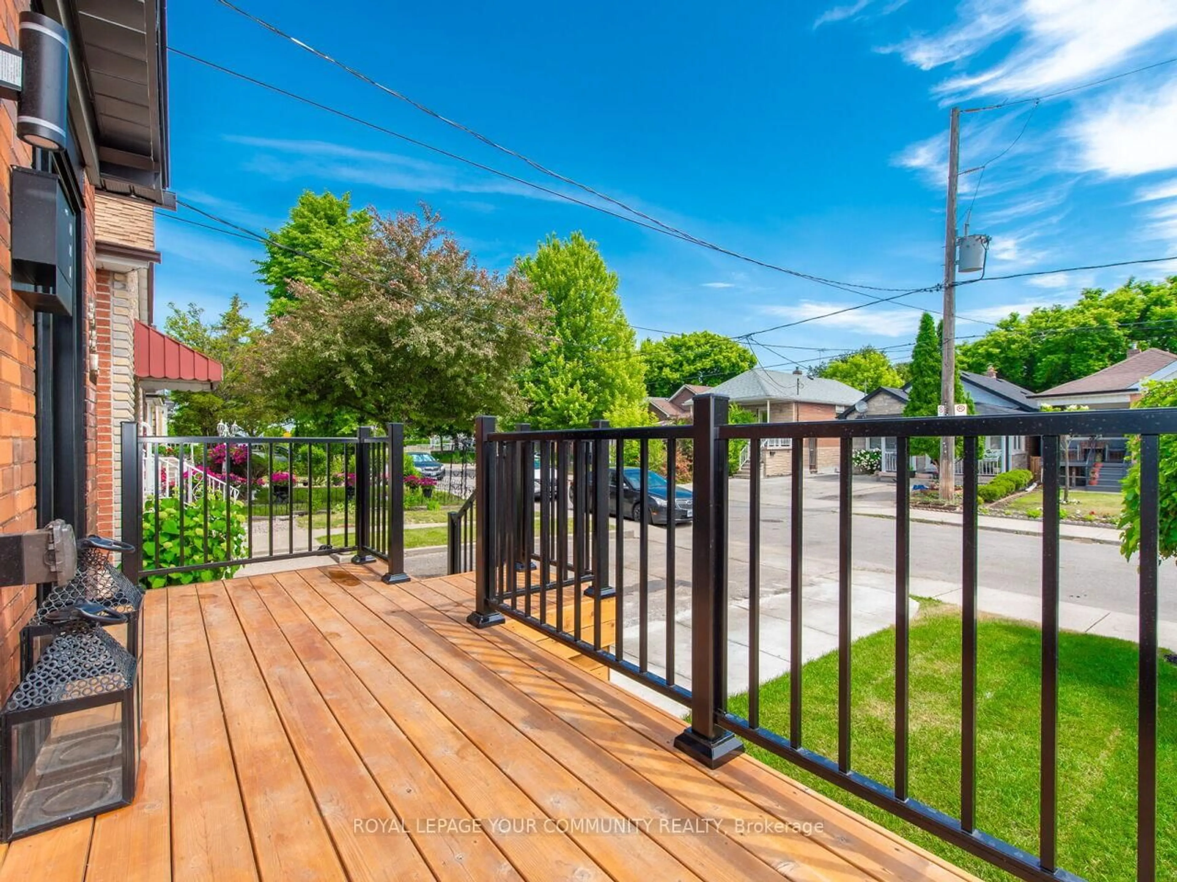 Patio, street for 886 Runnymede Rd, Toronto Ontario M6N 3W4