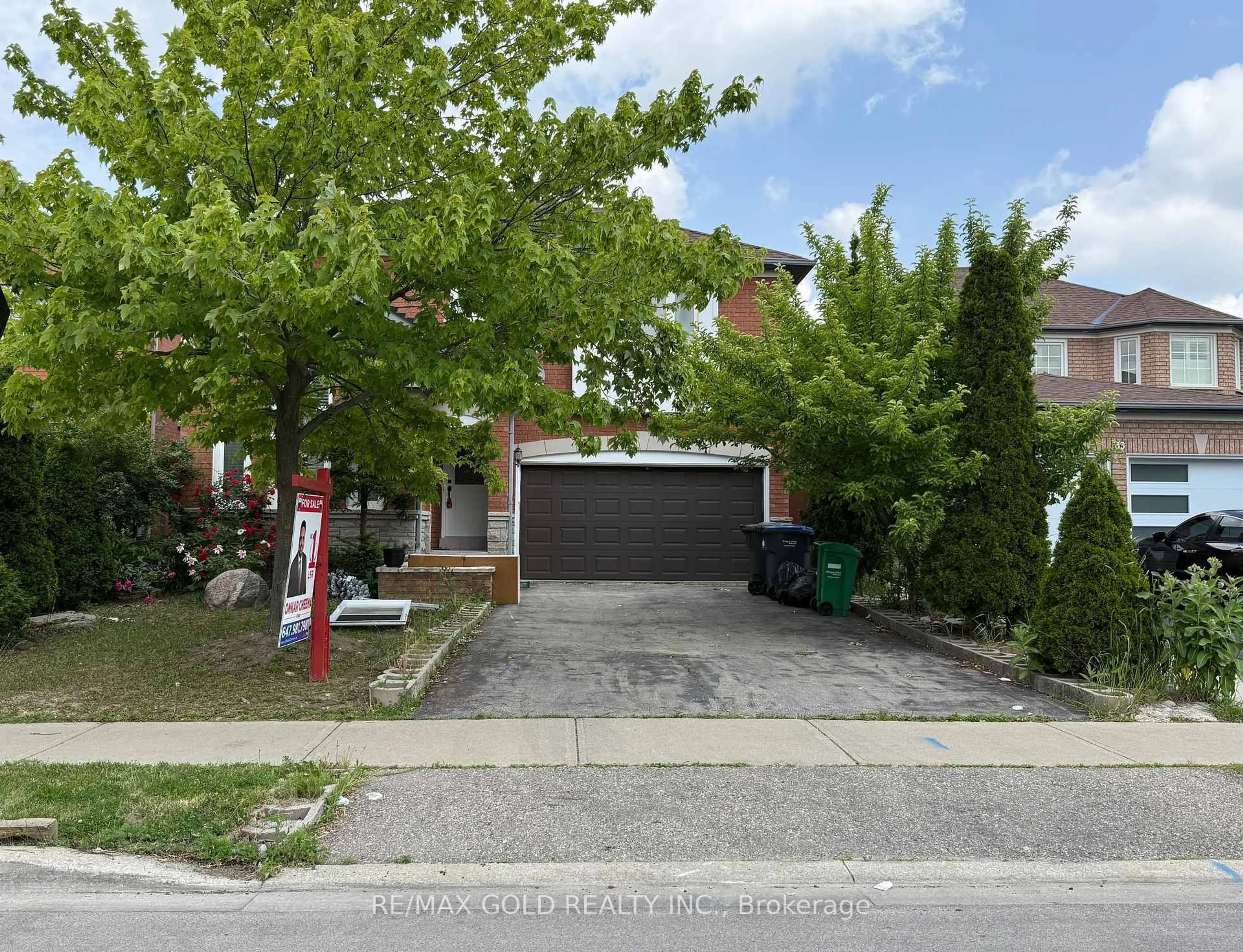 A pic from outside/outdoor area/front of a property/back of a property/a pic from drone, street for 85 Sunny Meadow Blvd, Brampton Ontario L6R 1Z3