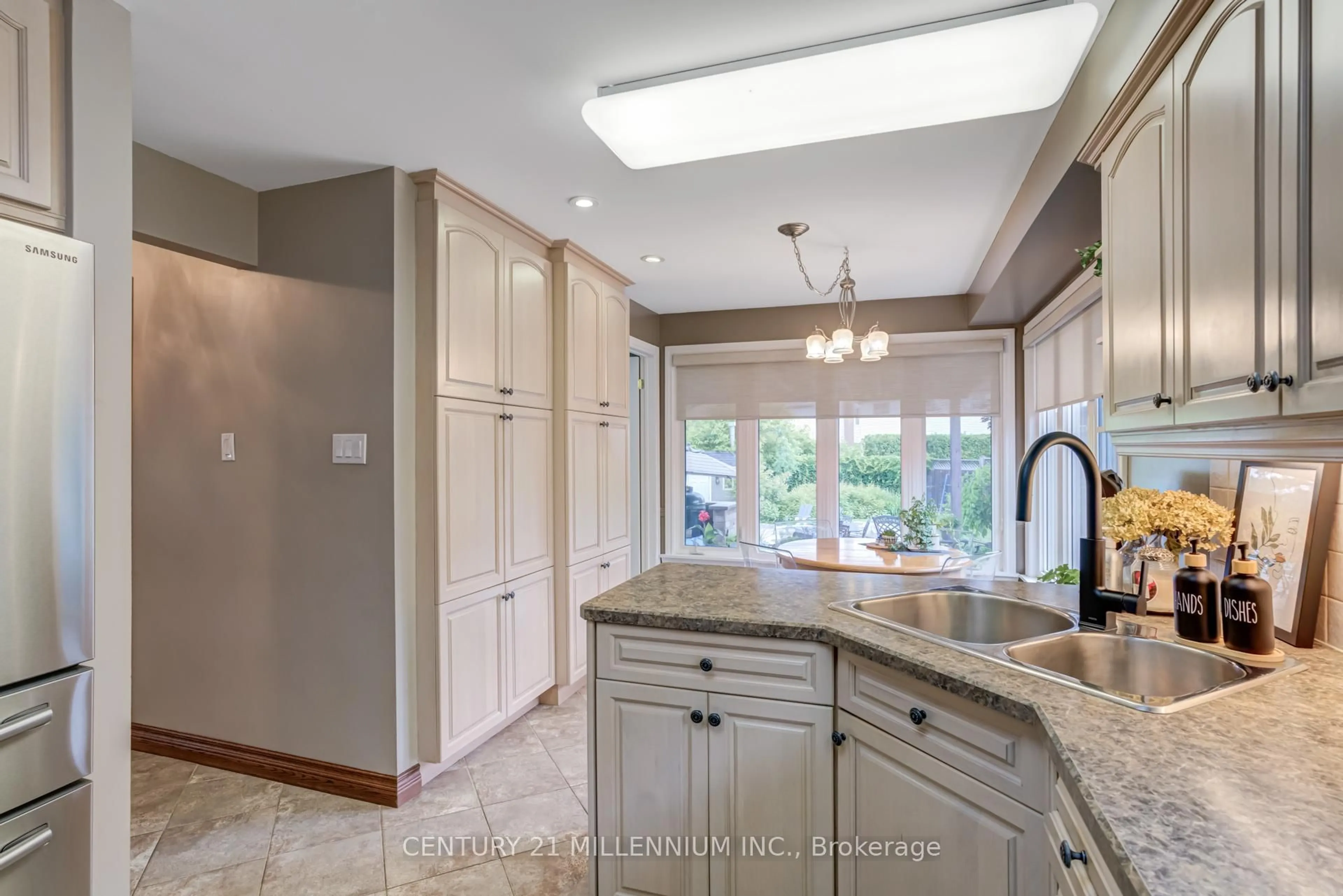 Open concept kitchen, ceramic/tile floor for 8 Normandy Pl, Brampton Ontario L6S 3Z4