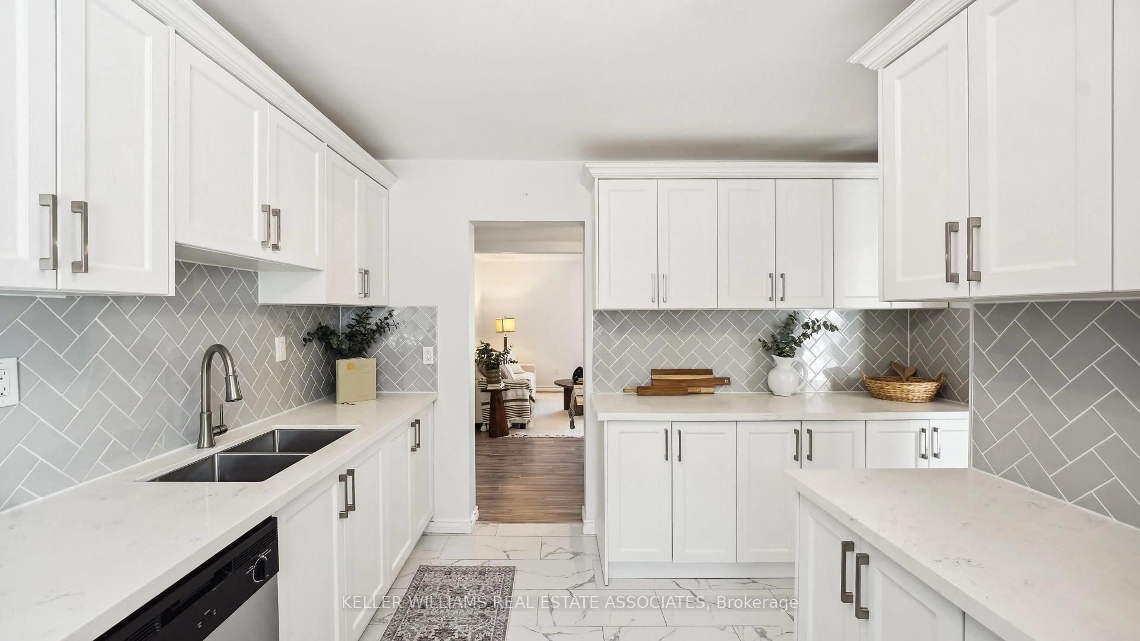 Open concept kitchen, ceramic/tile floor for 6855 Glen Erin Dr #20, Mississauga Ontario L5N 1P6