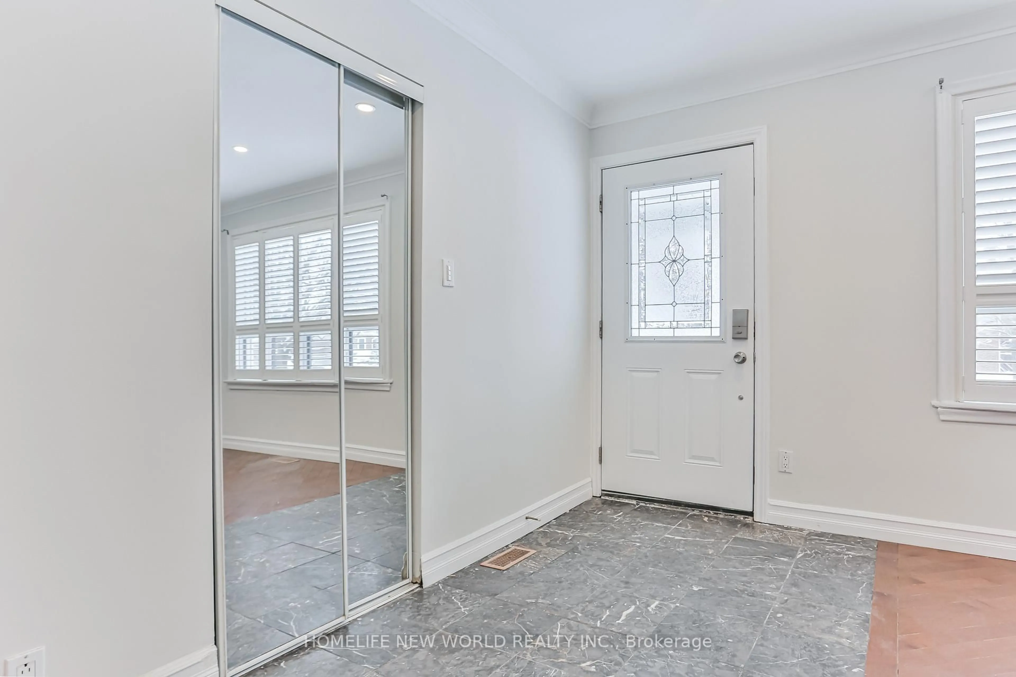 Indoor entryway for 3 Erlesmere Ave, Brampton Ontario L6W 2T4