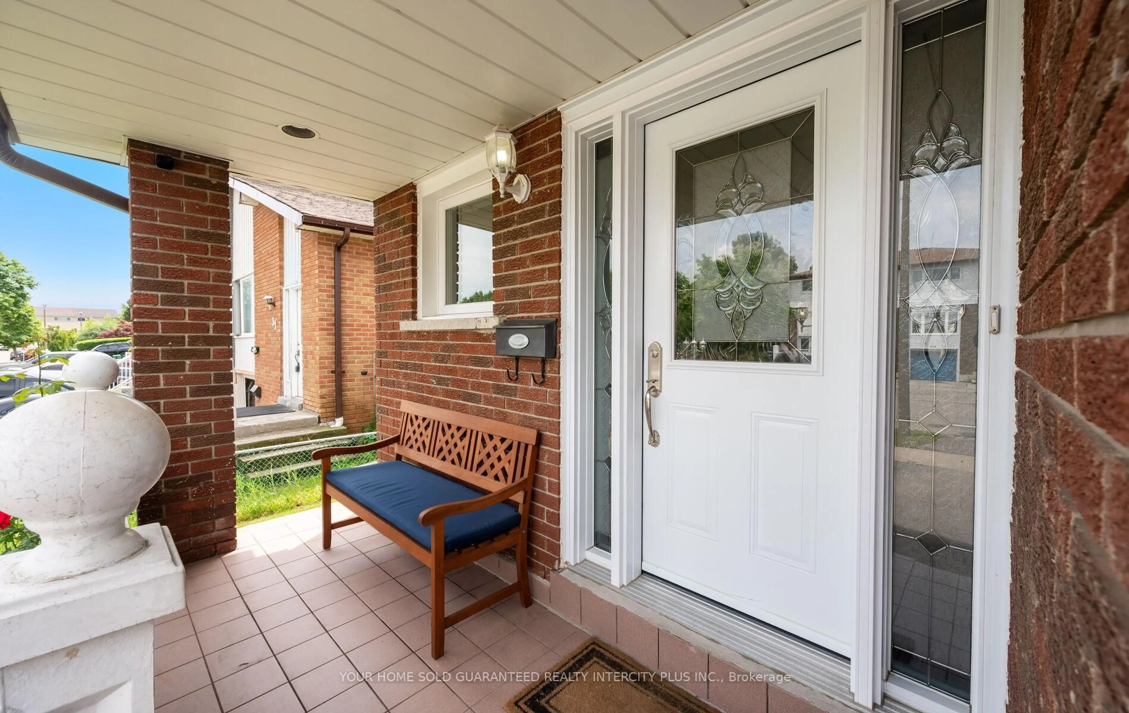 Indoor entryway for 33 Merton Rd, Brampton Ontario L6V 2V5