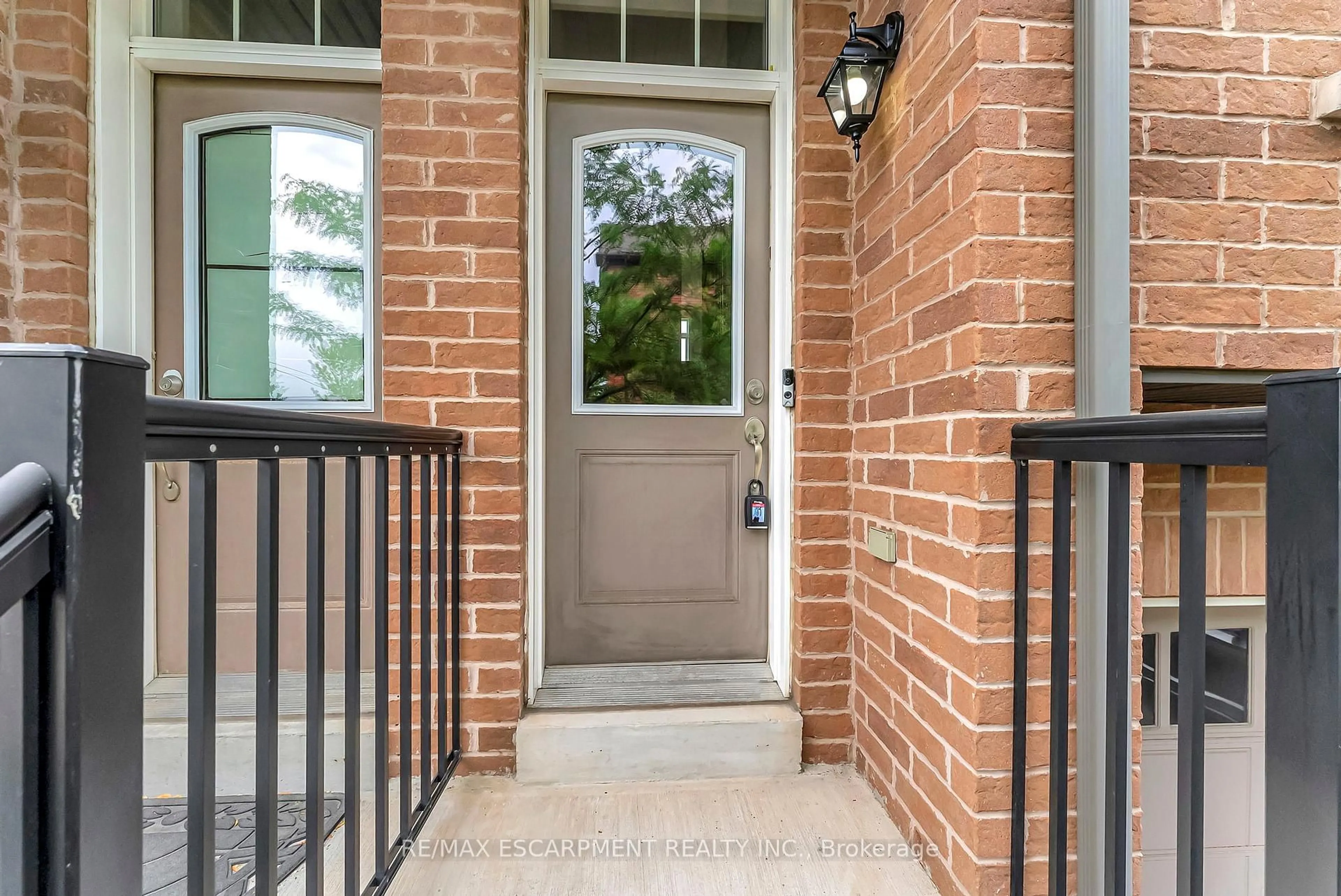 Indoor entryway for 993 REIMER Common, Burlington Ontario L7R 3T3