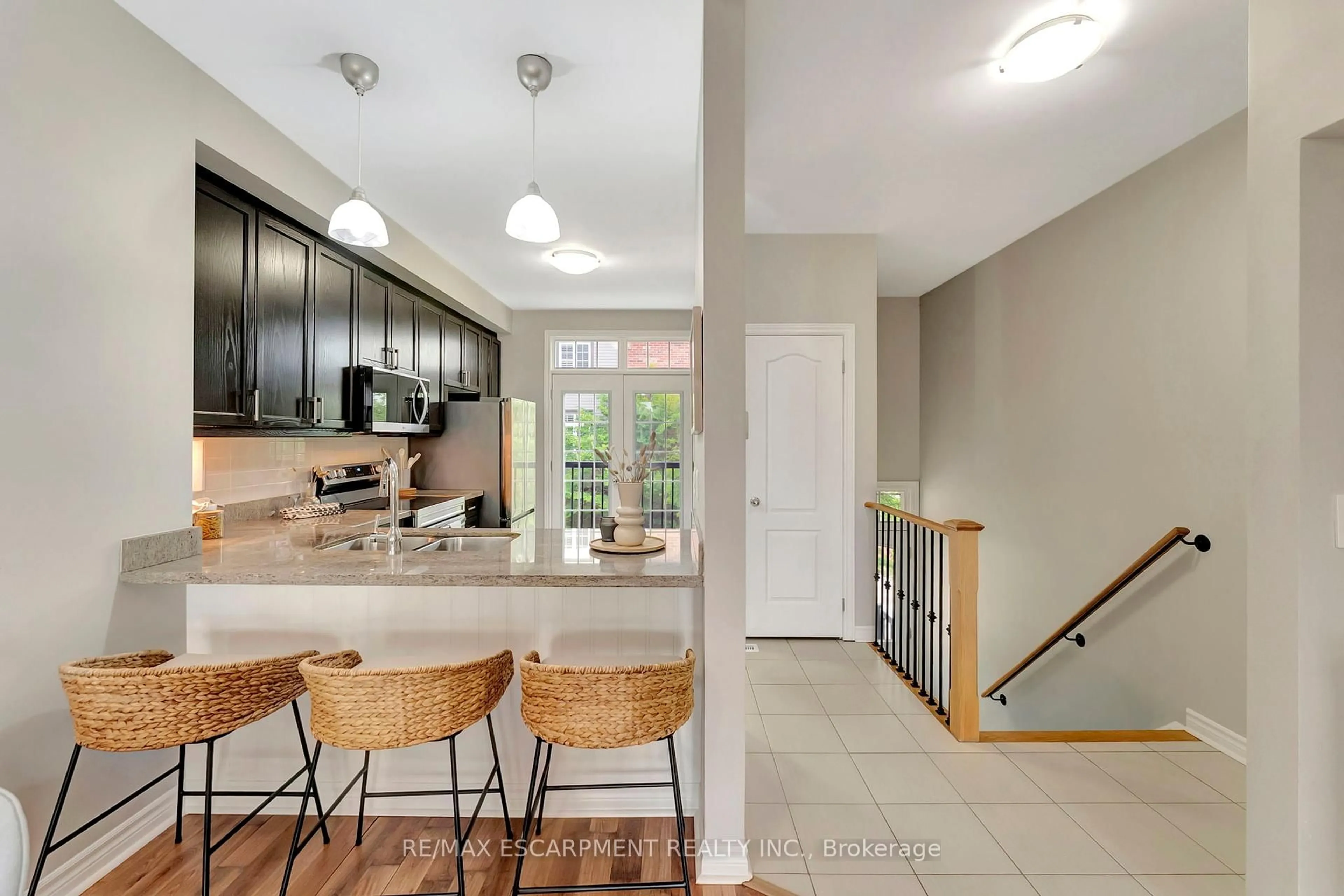Open concept kitchen, ceramic/tile floor for 993 REIMER Common, Burlington Ontario L7R 3T3