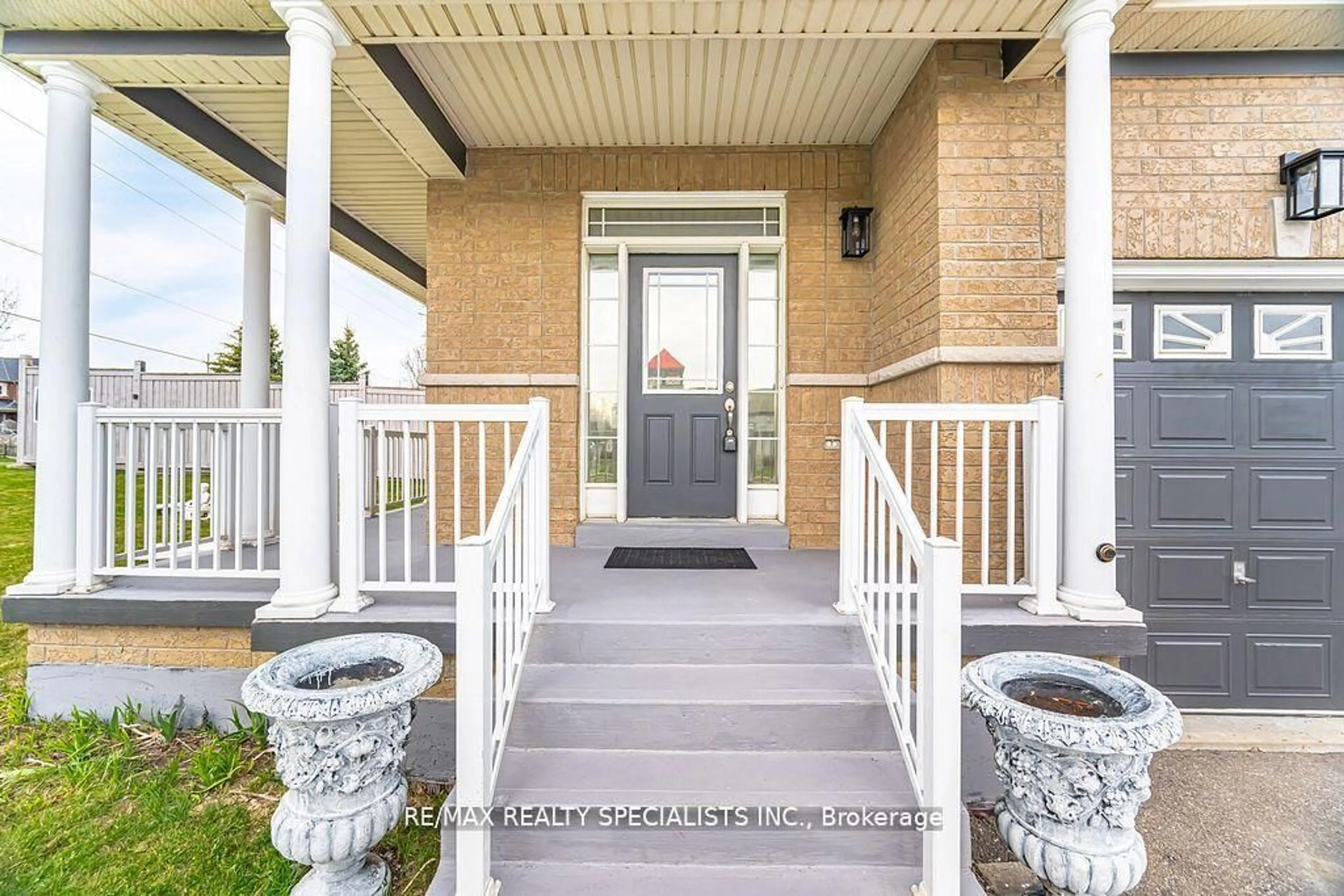 Indoor entryway for 383 Queen Mary Dr, Brampton Ontario L7A 3T1