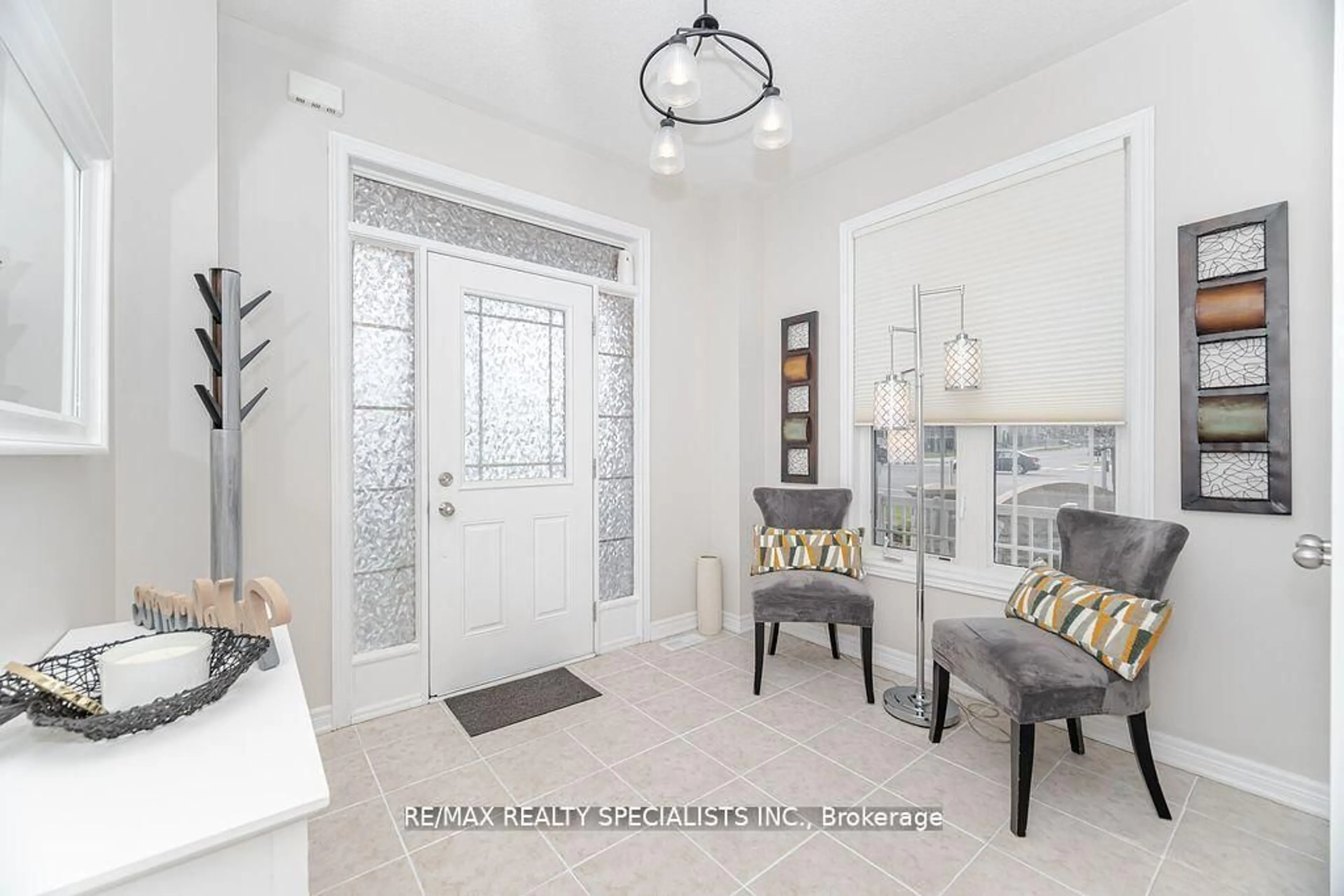 Indoor entryway for 383 Queen Mary Dr, Brampton Ontario L7A 3T1