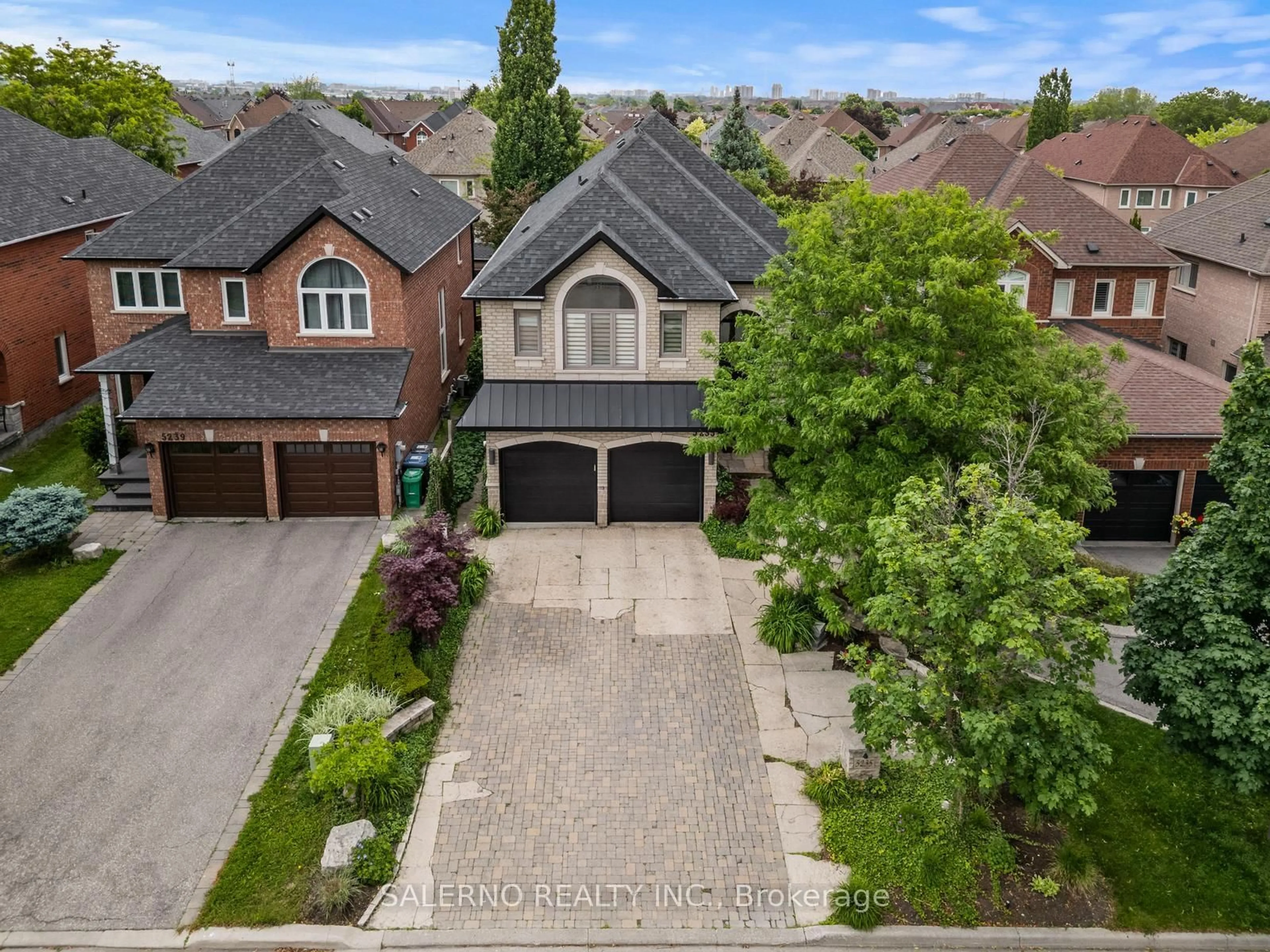 A pic from outside/outdoor area/front of a property/back of a property/a pic from drone, street for 5235 Forestwalk Circ, Mississauga Ontario L4Z 4A3