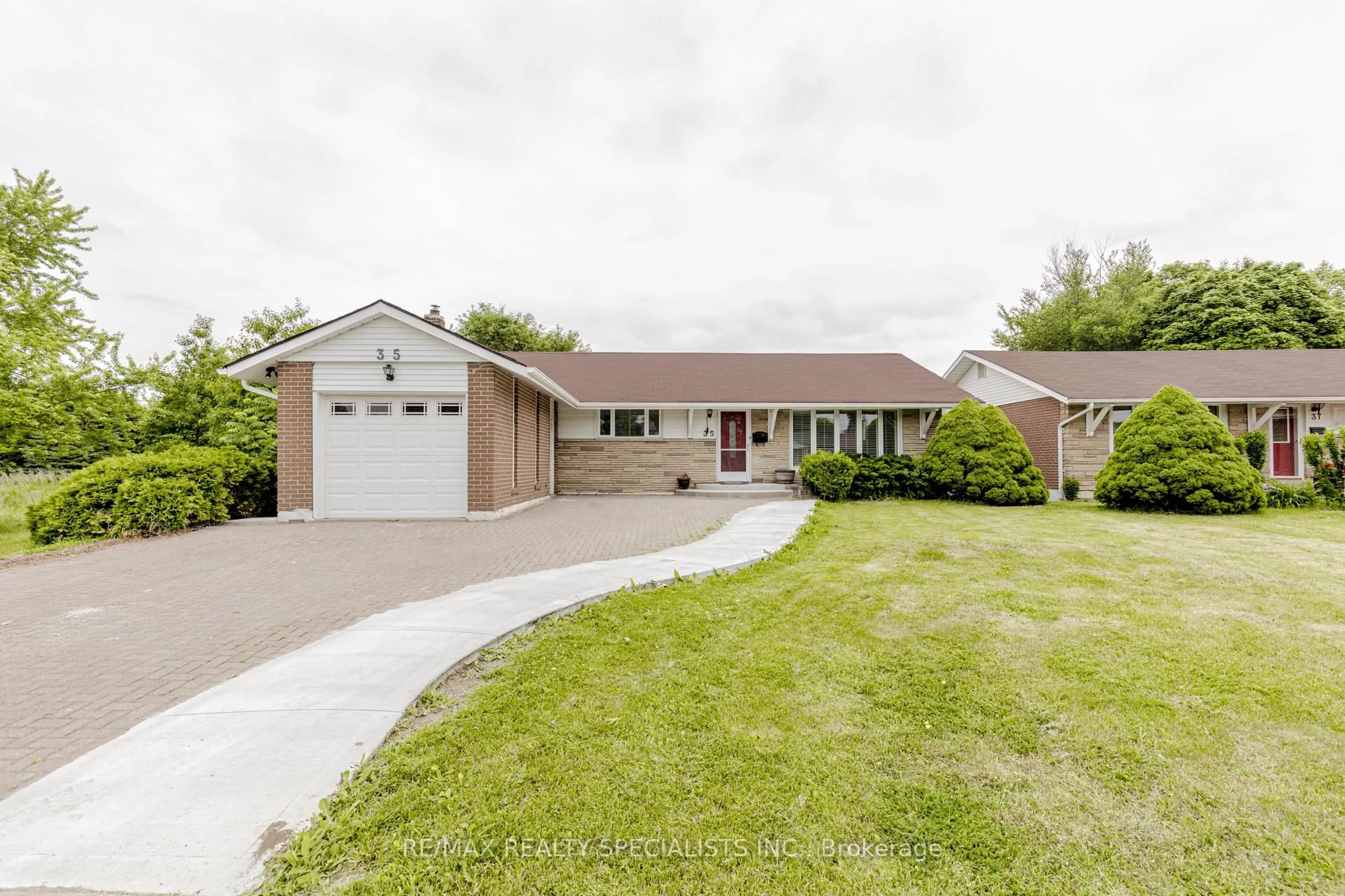 Home with vinyl exterior material, street for 35 Addington Cres, Brampton Ontario L6T 2R1