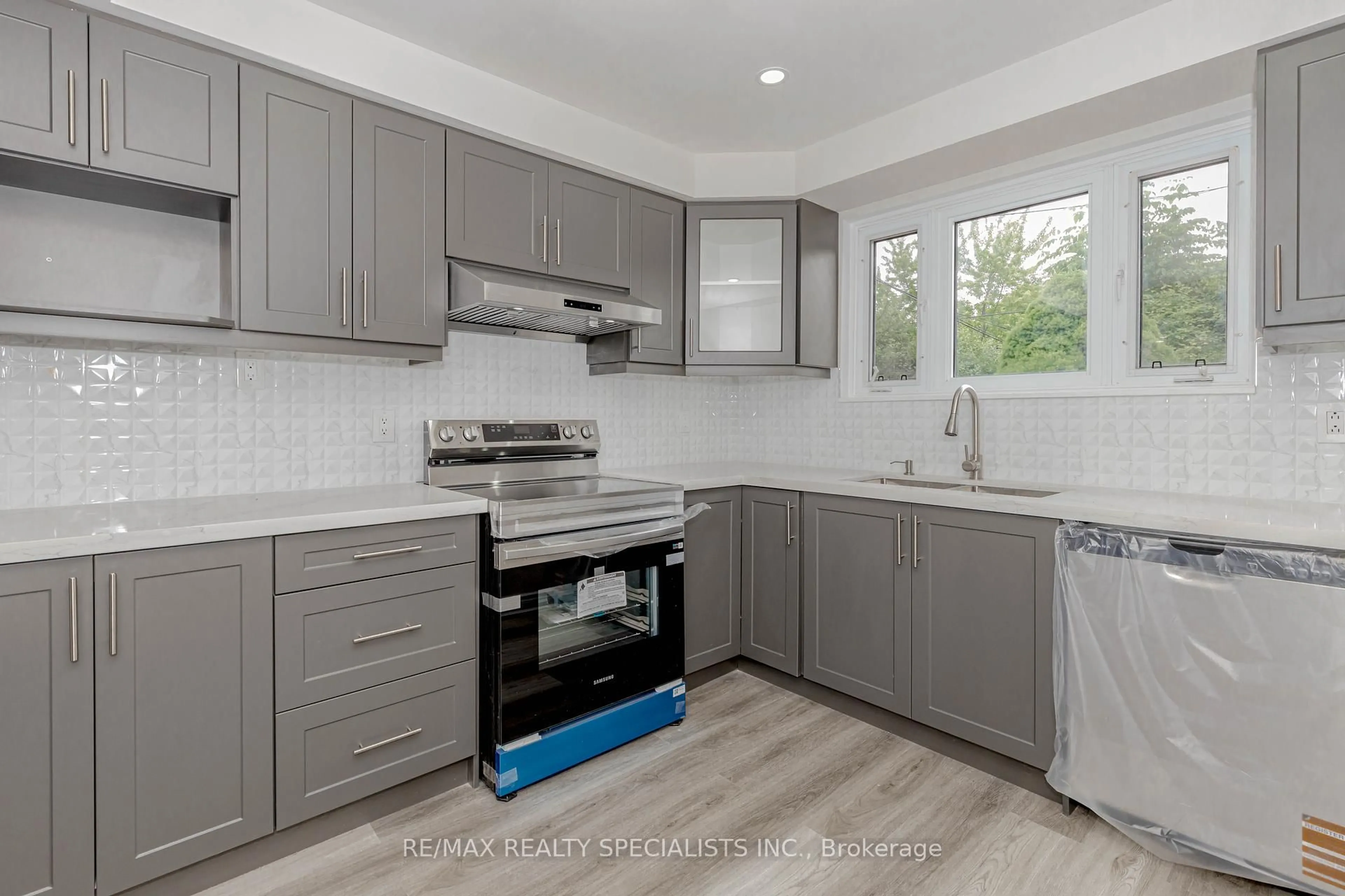 Open concept kitchen, unknown for 35 Addington Cres, Brampton Ontario L6T 2R1