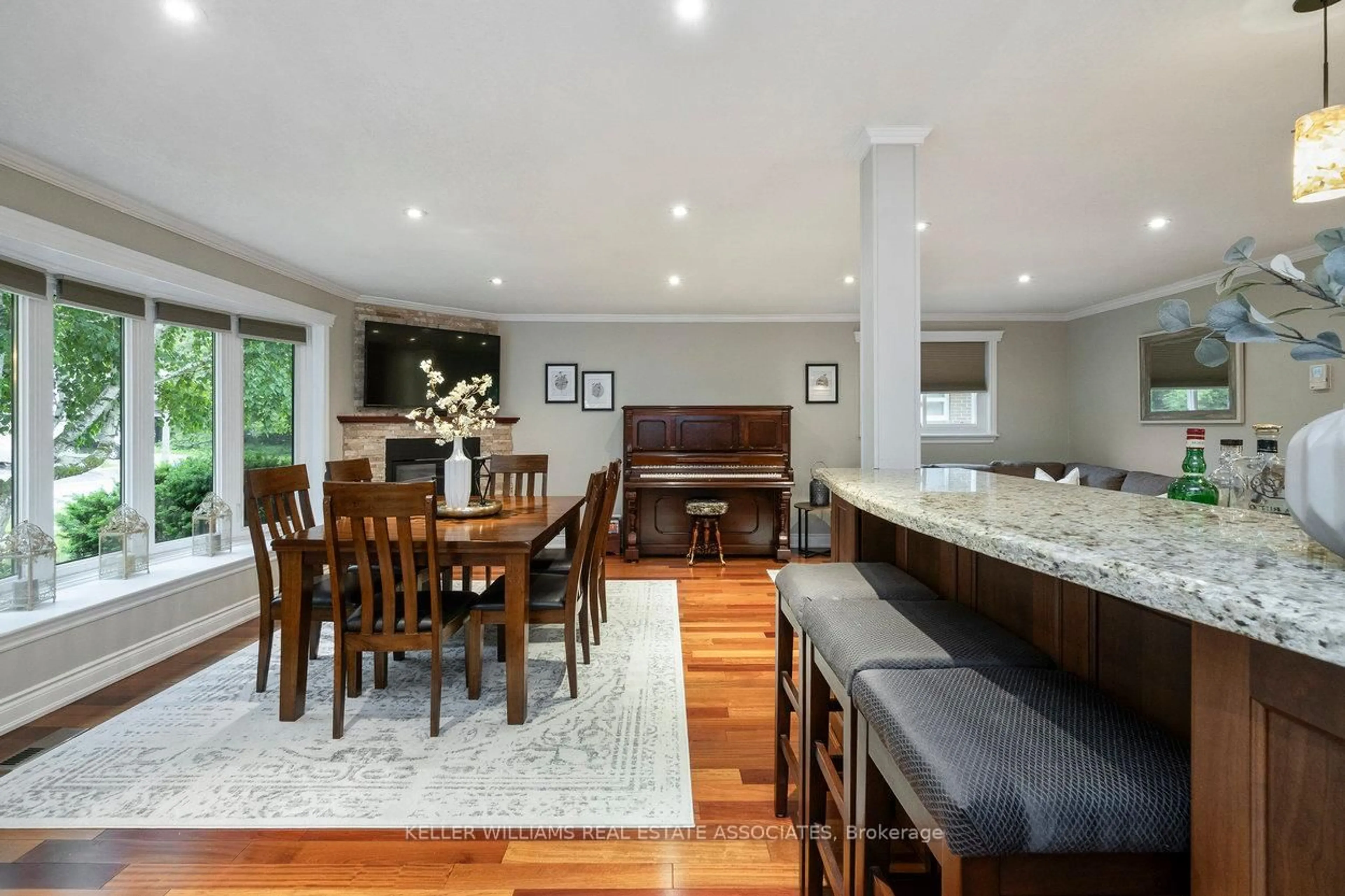 Dining room, wood/laminate floor for 34 Irwin Cres, Halton Hills Ontario L7G 1G1