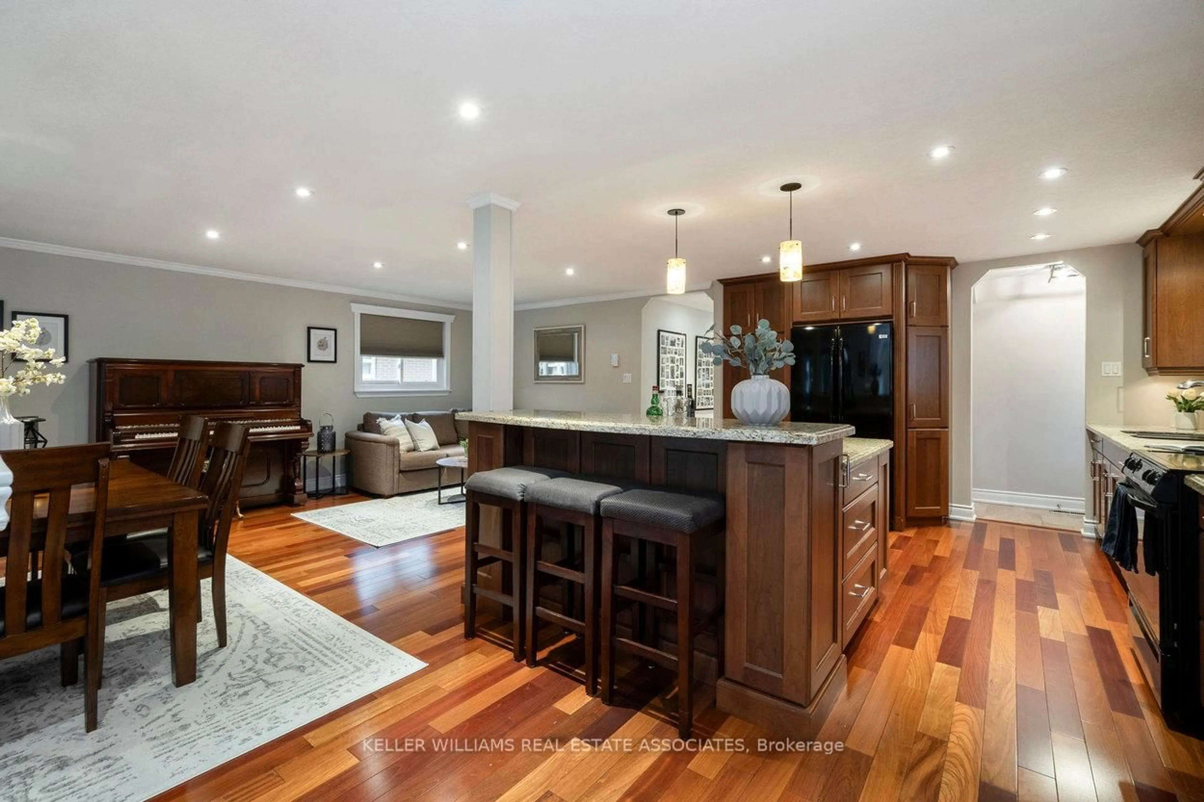Open concept kitchen, wood/laminate floor for 34 Irwin Cres, Halton Hills Ontario L7G 1G1