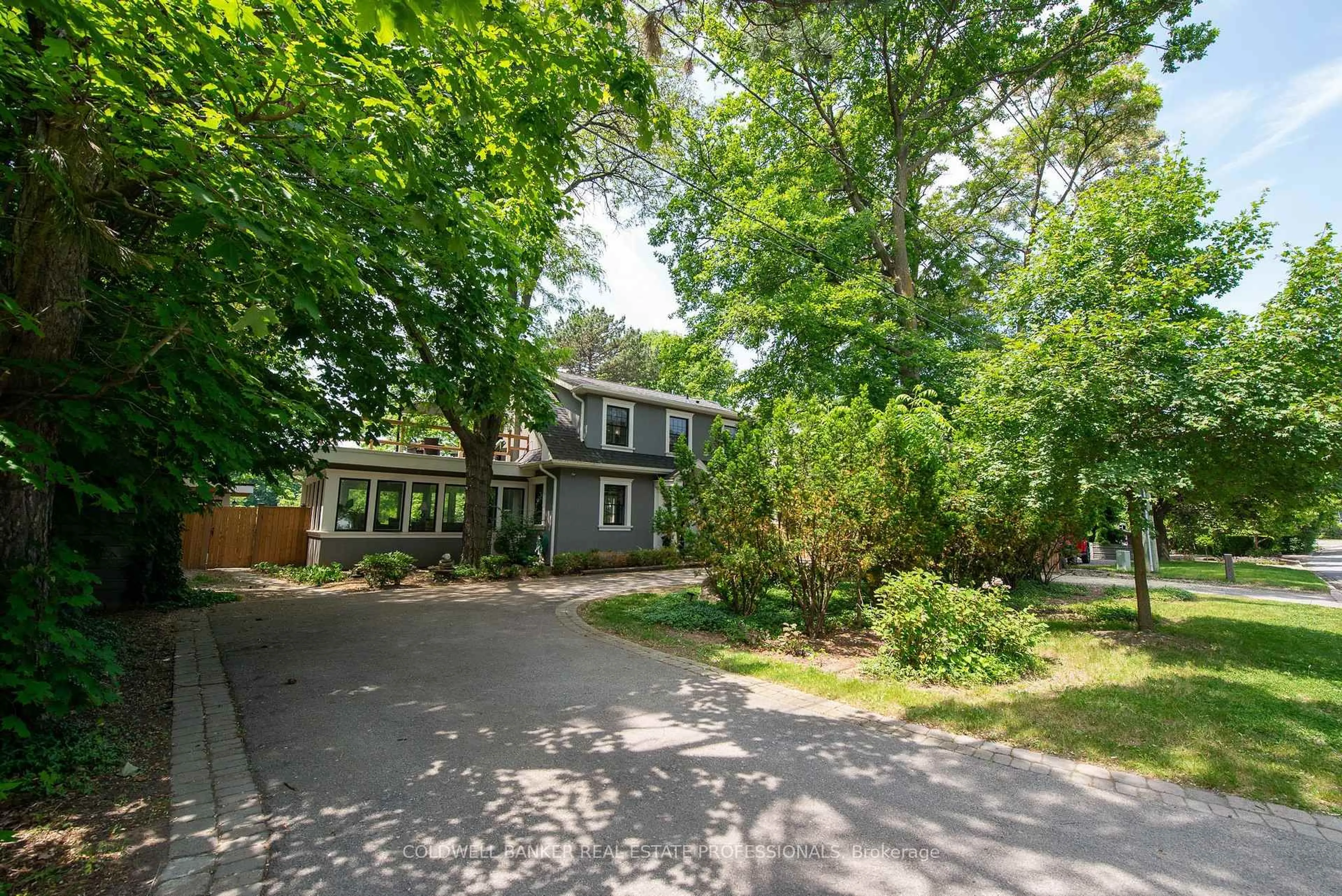 A pic from outside/outdoor area/front of a property/back of a property/a pic from drone, street for 416 Trafalgar Rd, Oakville Ontario L6J 3H7
