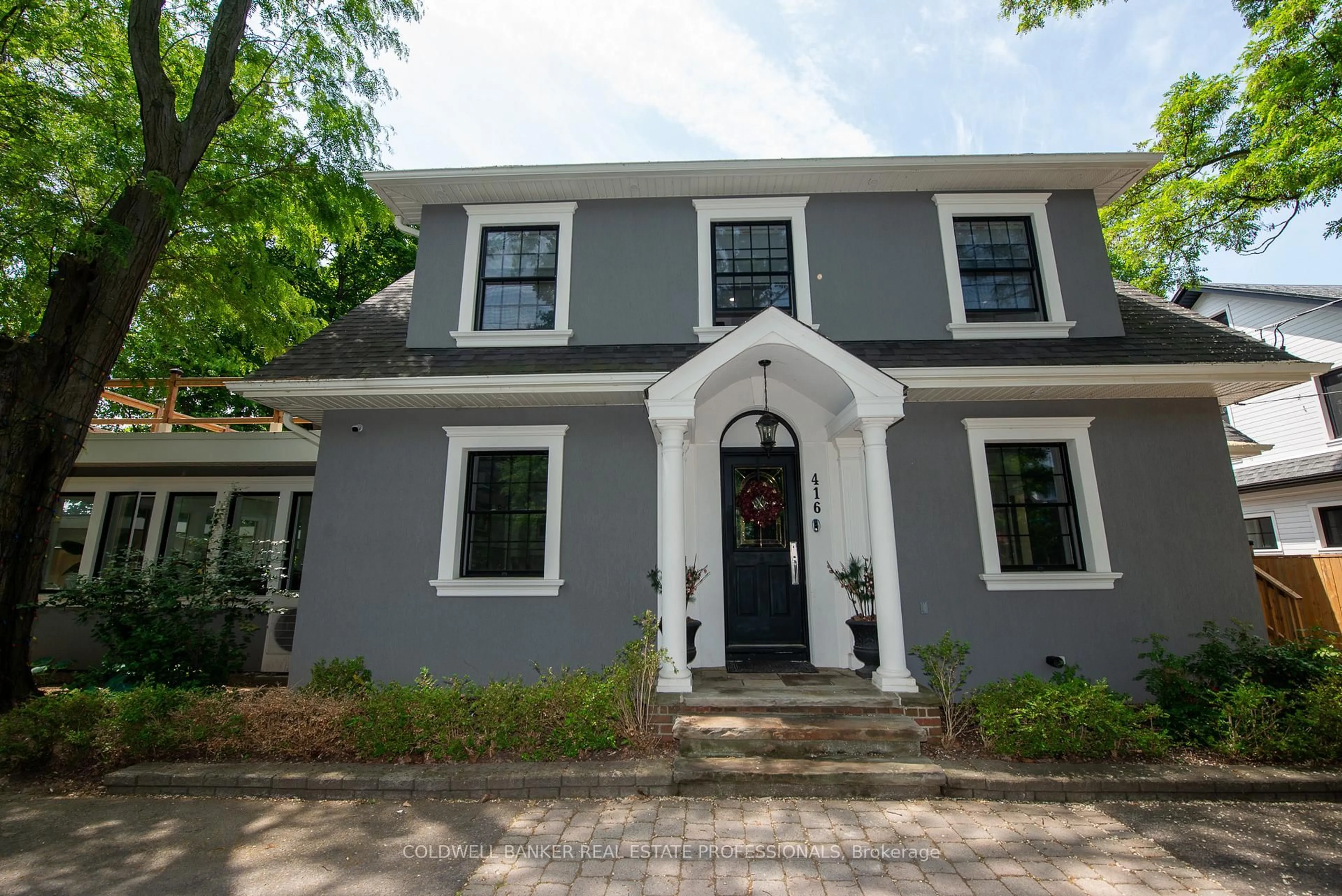 Home with vinyl exterior material, street for 416 Trafalgar Rd, Oakville Ontario L6J 3H7