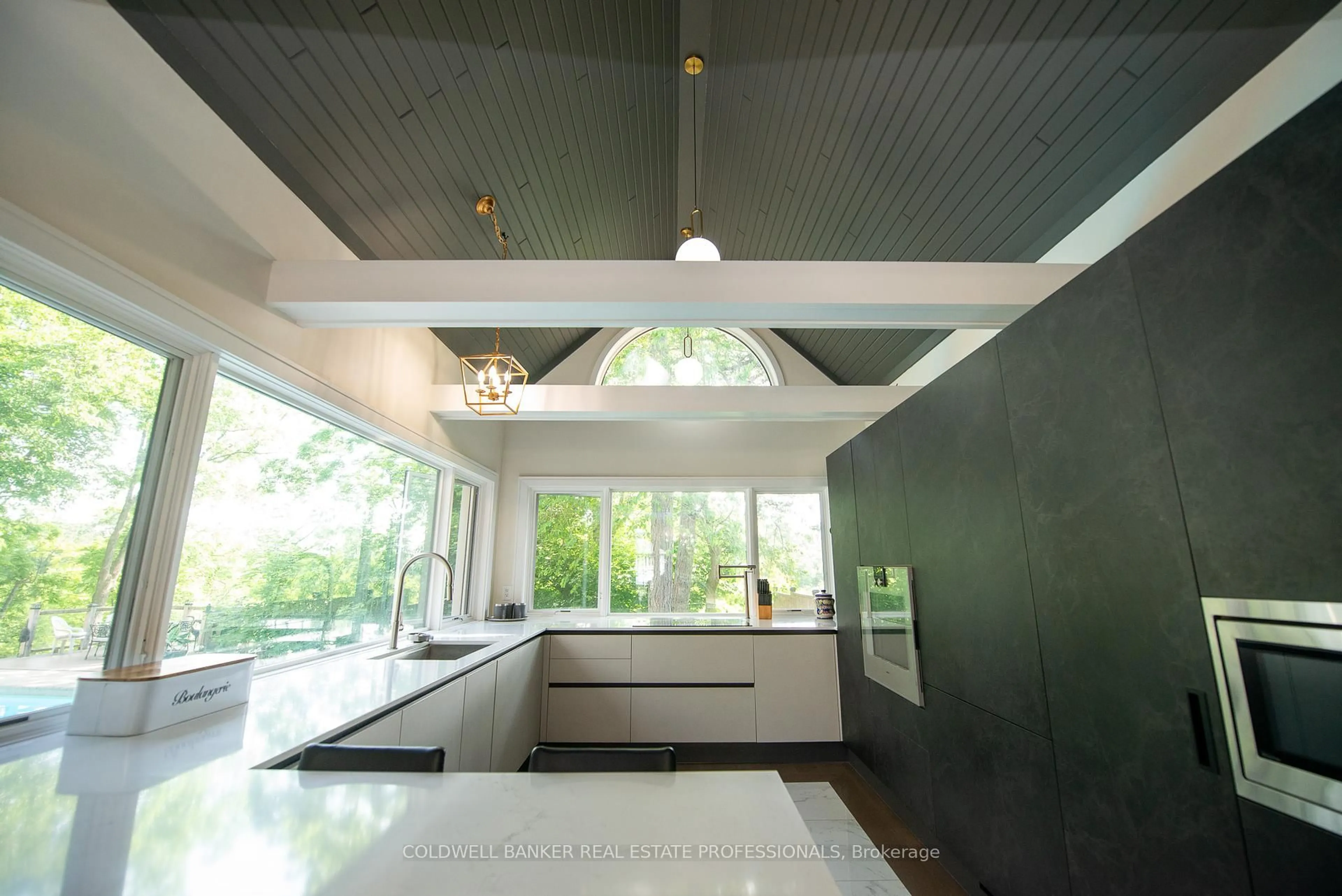 Indoor foyer for 416 Trafalgar Rd, Oakville Ontario L6J 3H7
