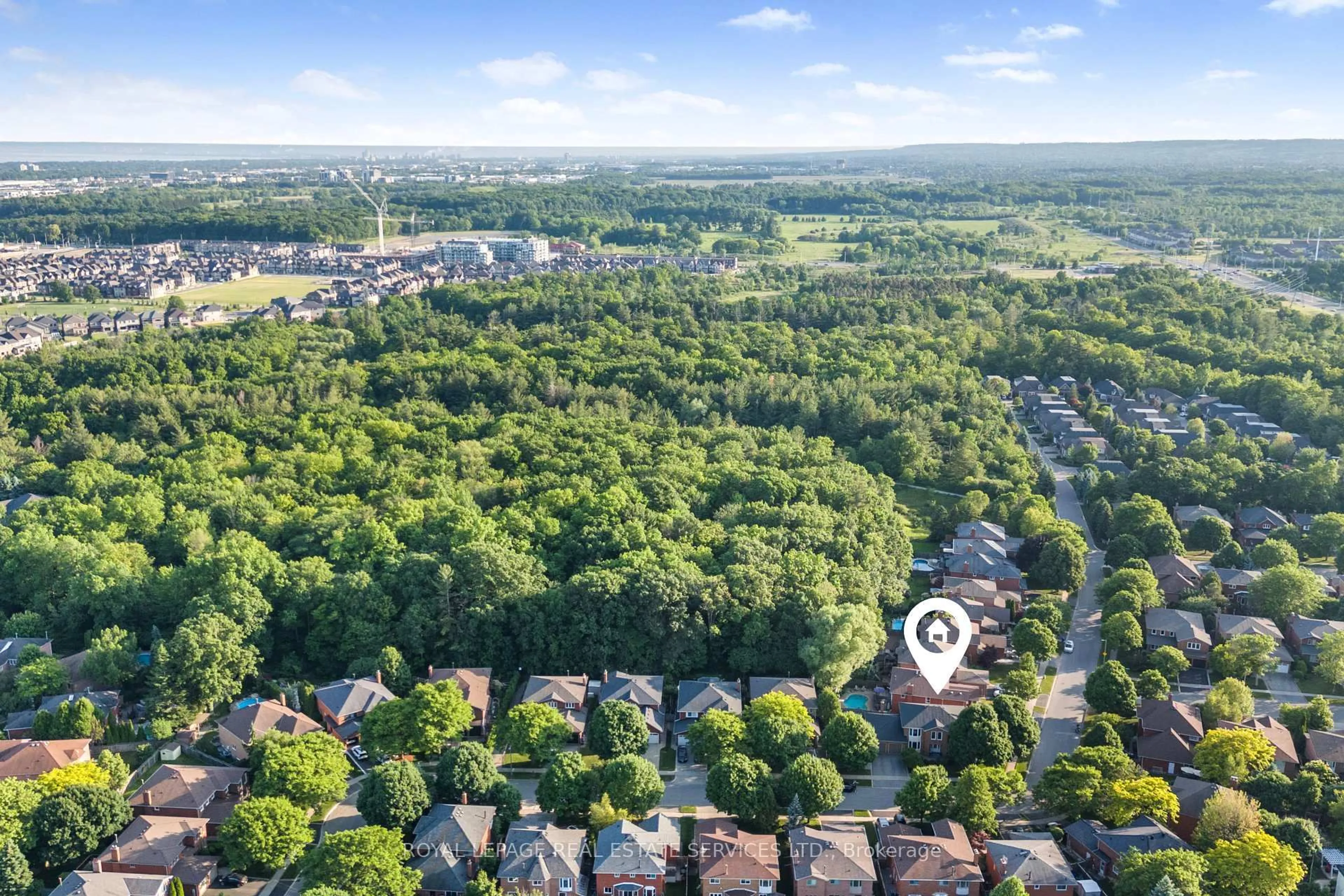 A pic from outside/outdoor area/front of a property/back of a property/a pic from drone, unknown for 1448 Stationmaster Lane, Oakville Ontario L6M 3A7