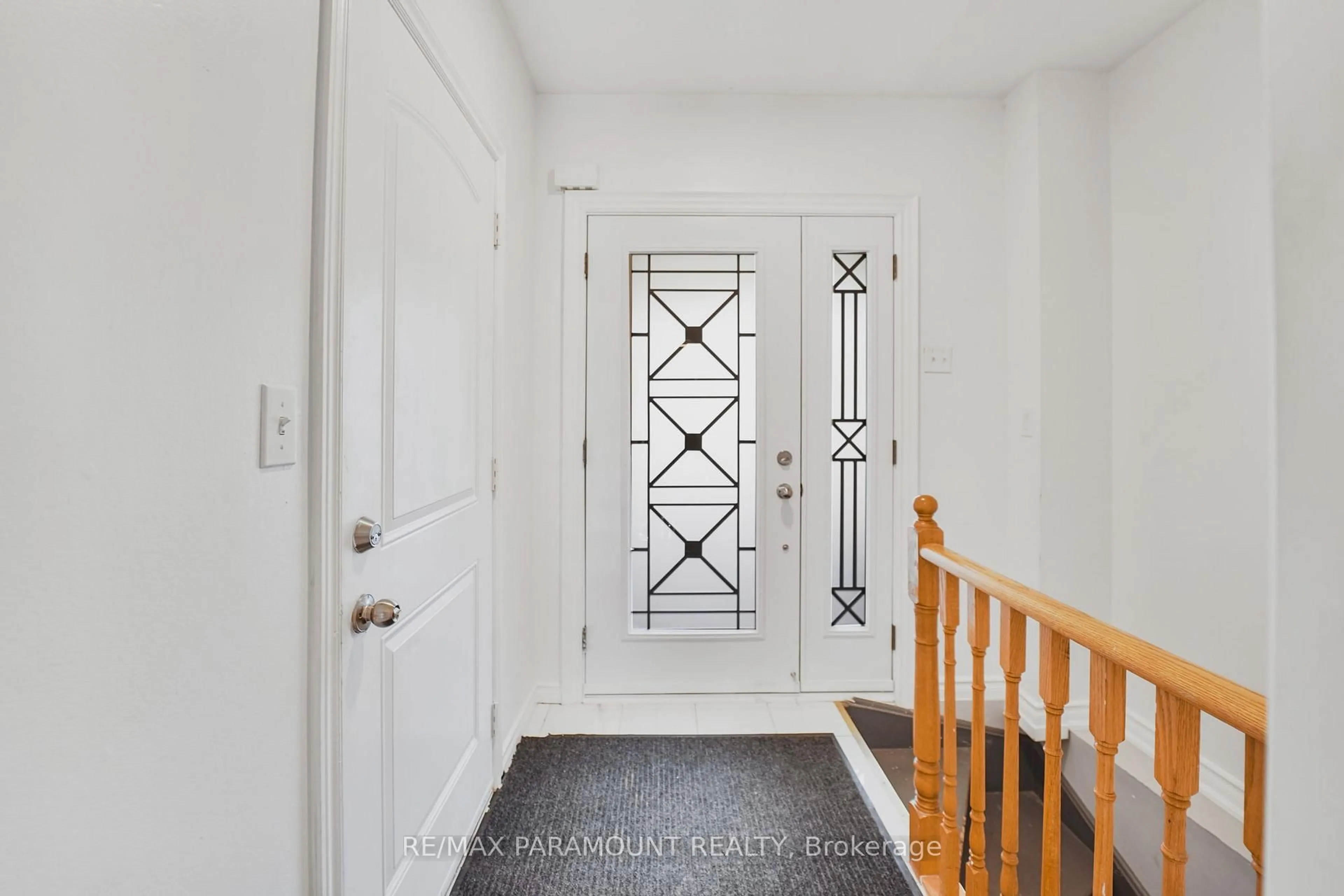 Indoor entryway for 5832 Raftsman Cove Dr, Mississauga Ontario L5M 6N9