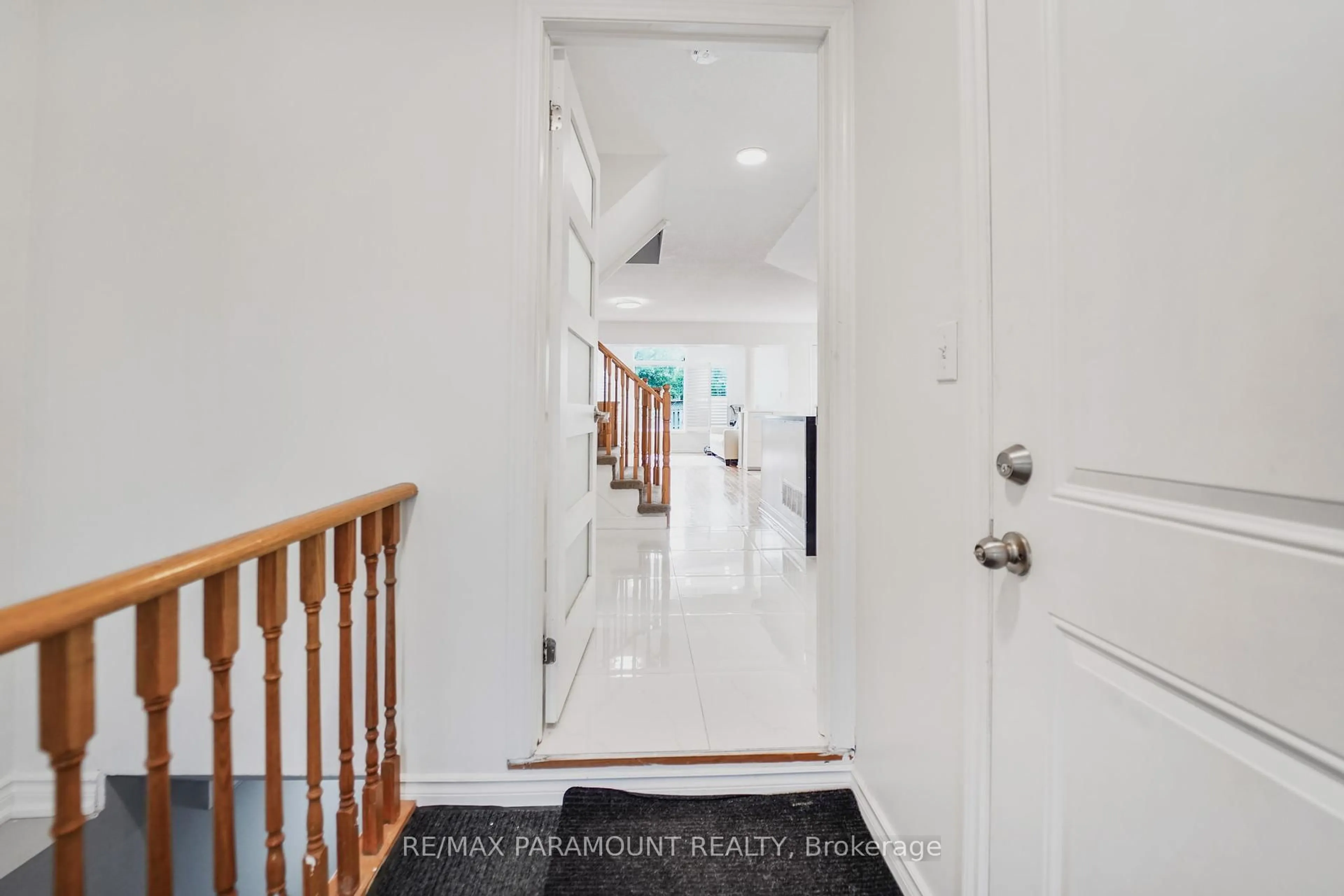 Indoor entryway for 5832 Raftsman Cove Dr, Mississauga Ontario L5M 6N9