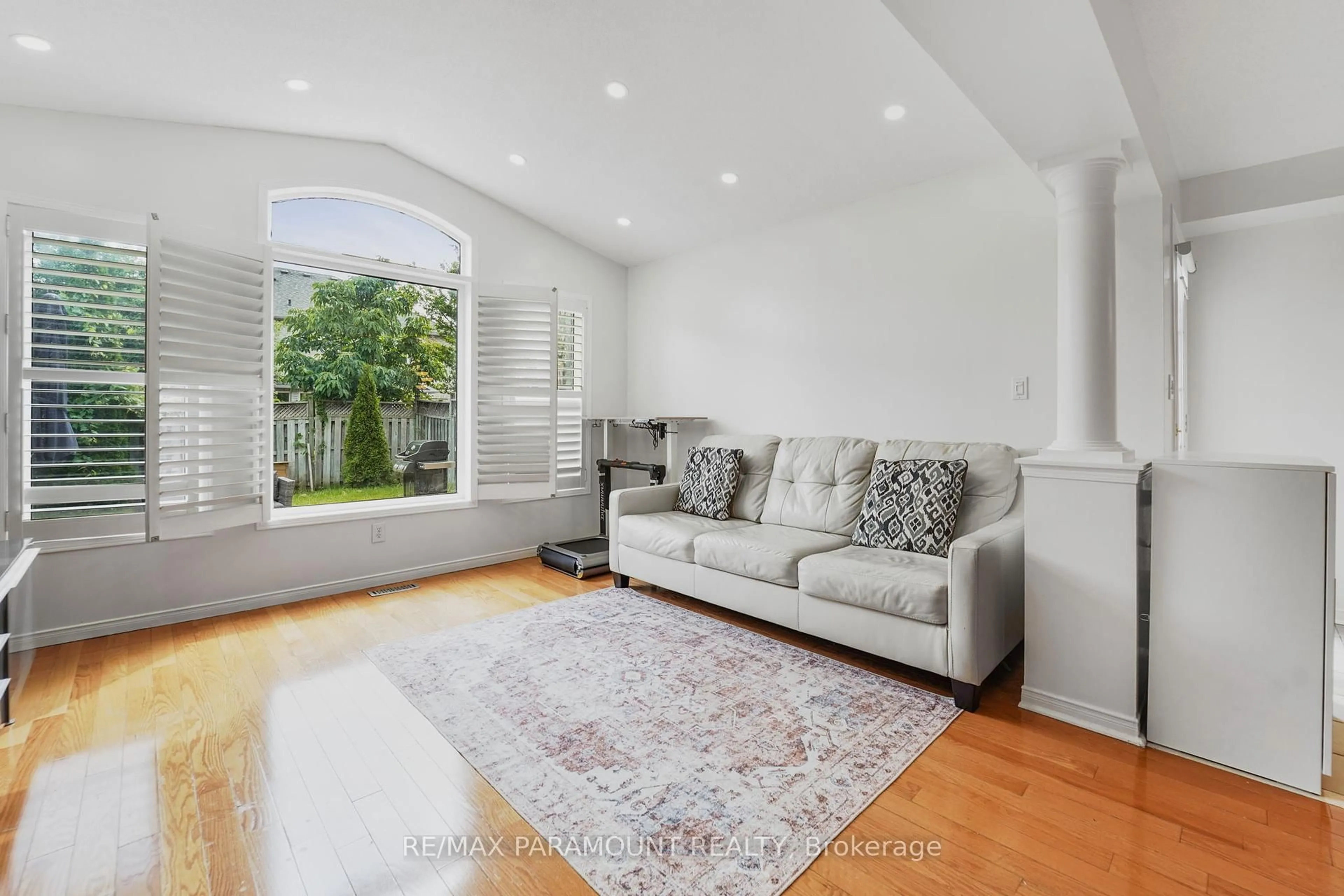 Living room with furniture, unknown for 5832 Raftsman Cove Dr, Mississauga Ontario L5M 6N9
