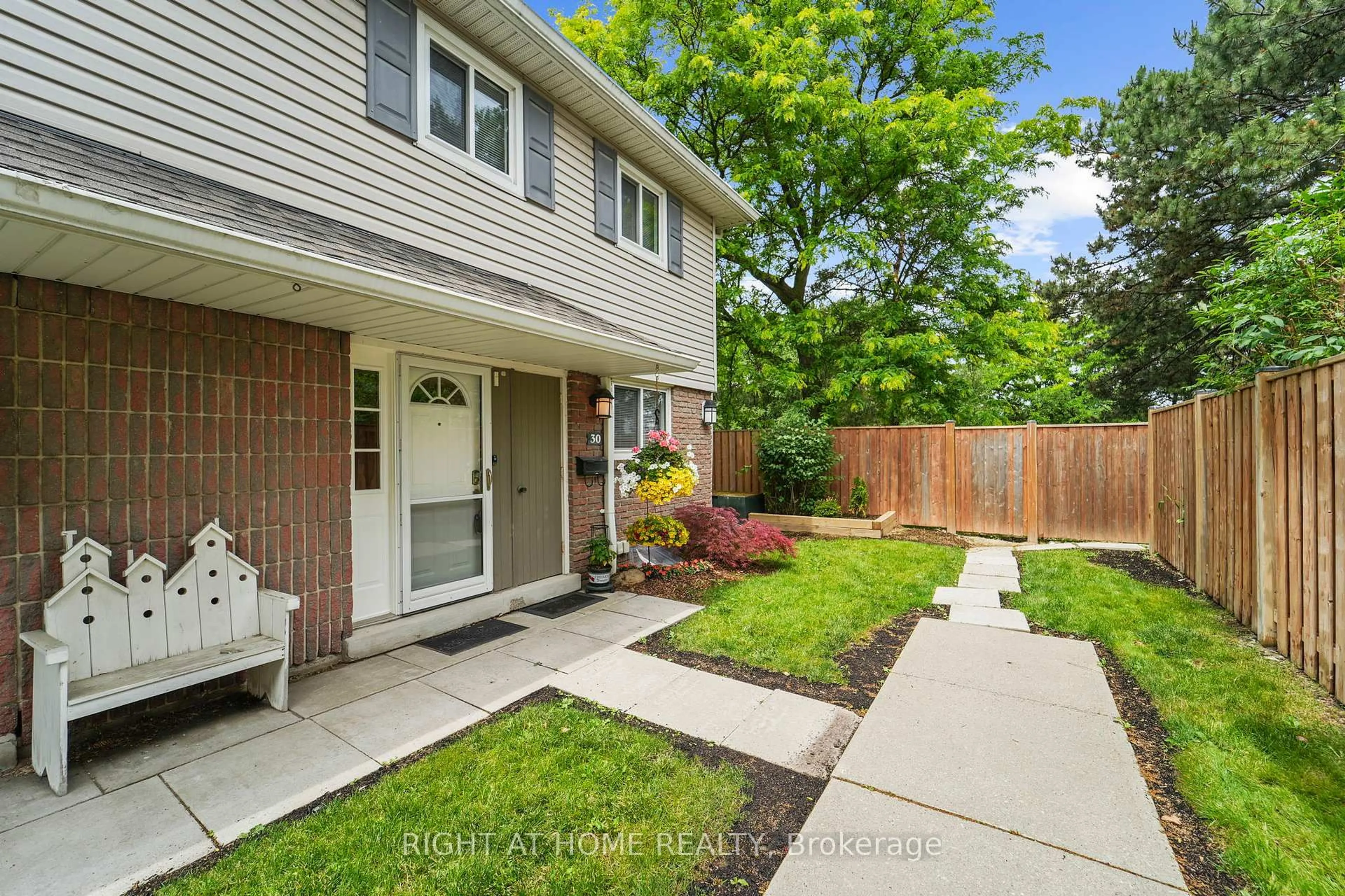 Unknown for 30 Village Crt, Brampton Ontario L6W 1A6