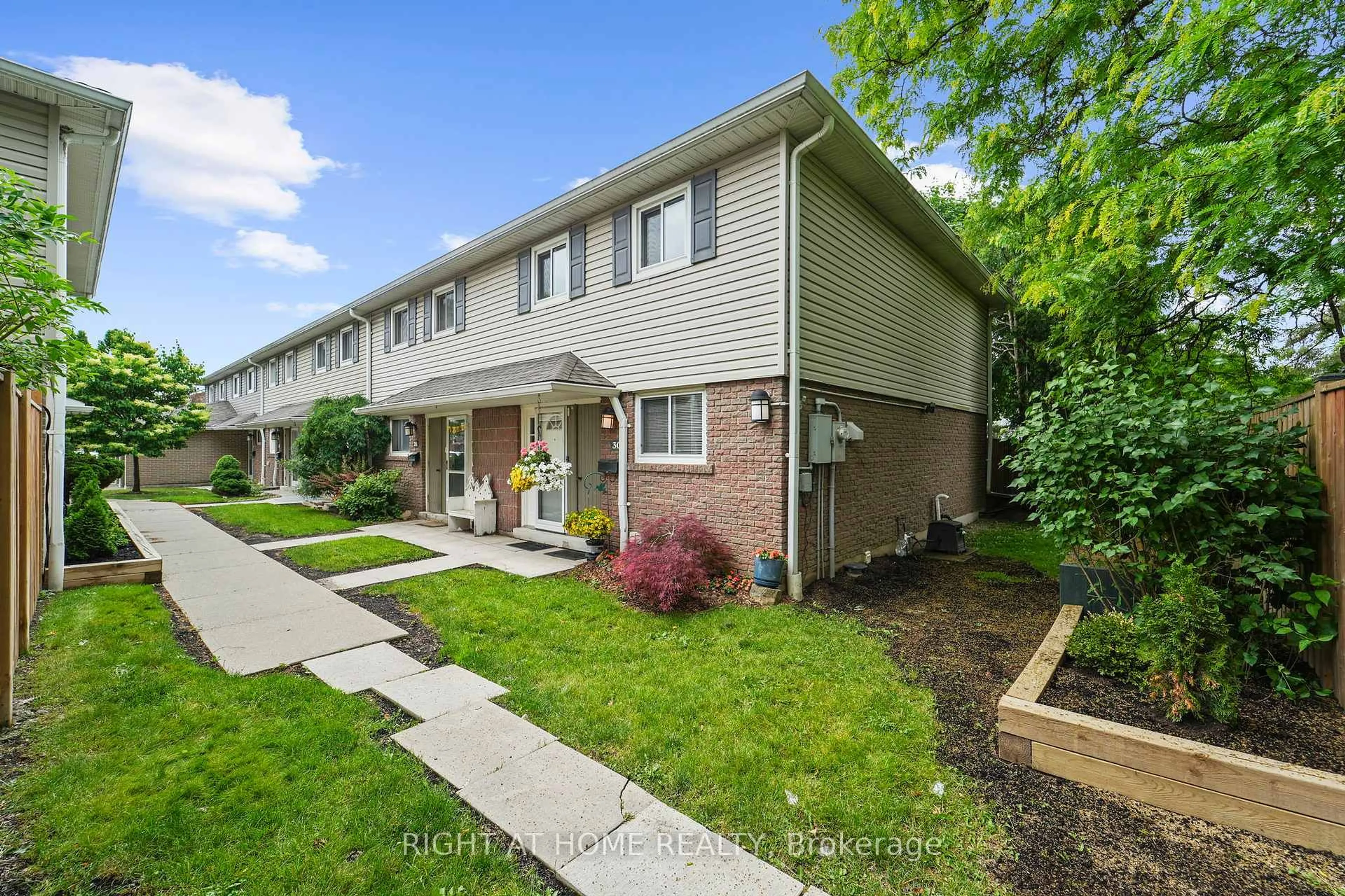Unknown for 30 Village Crt, Brampton Ontario L6W 1A6