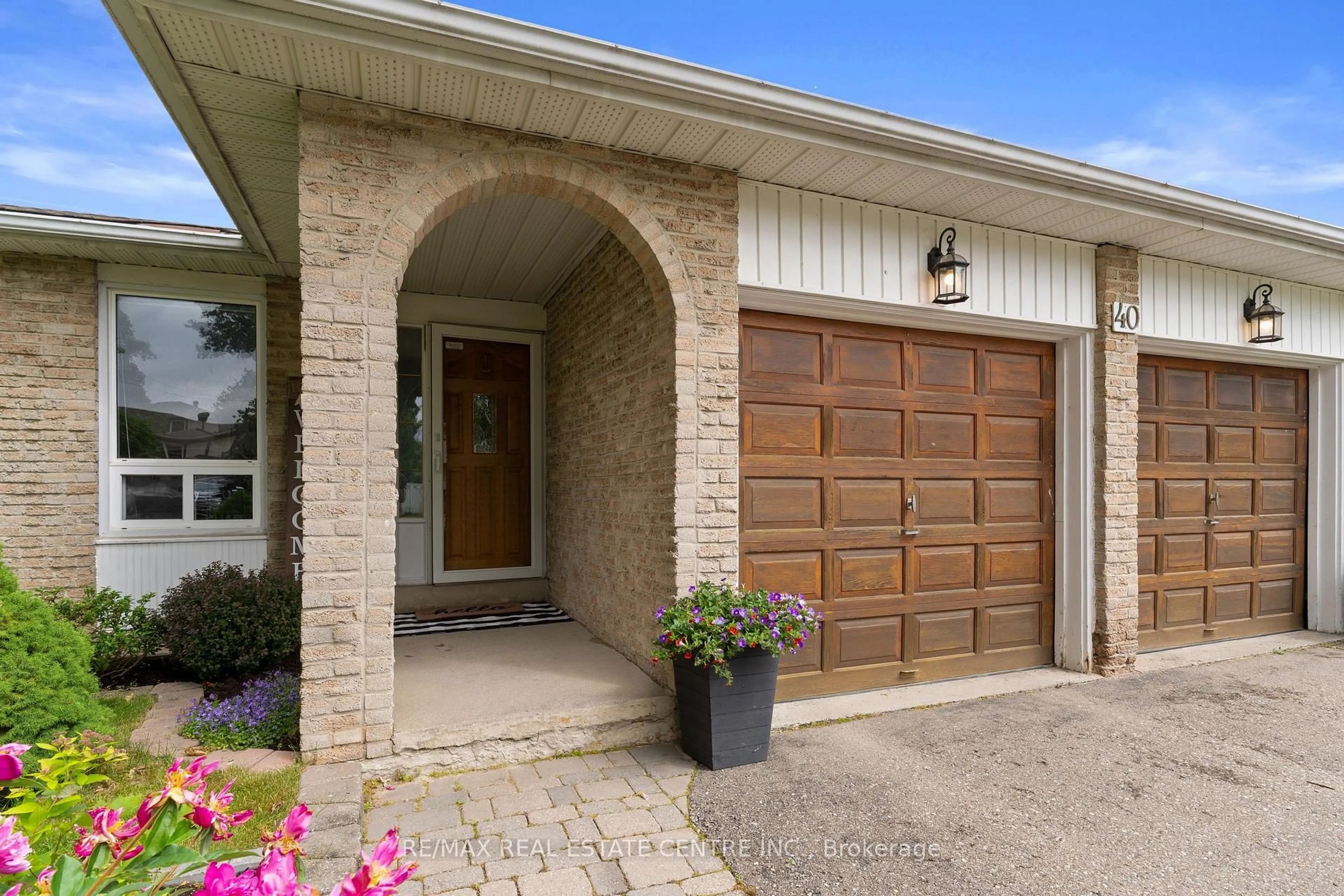 Home with brick exterior material, street for 40 Jerome Cres, Brampton Ontario L6S 2H1