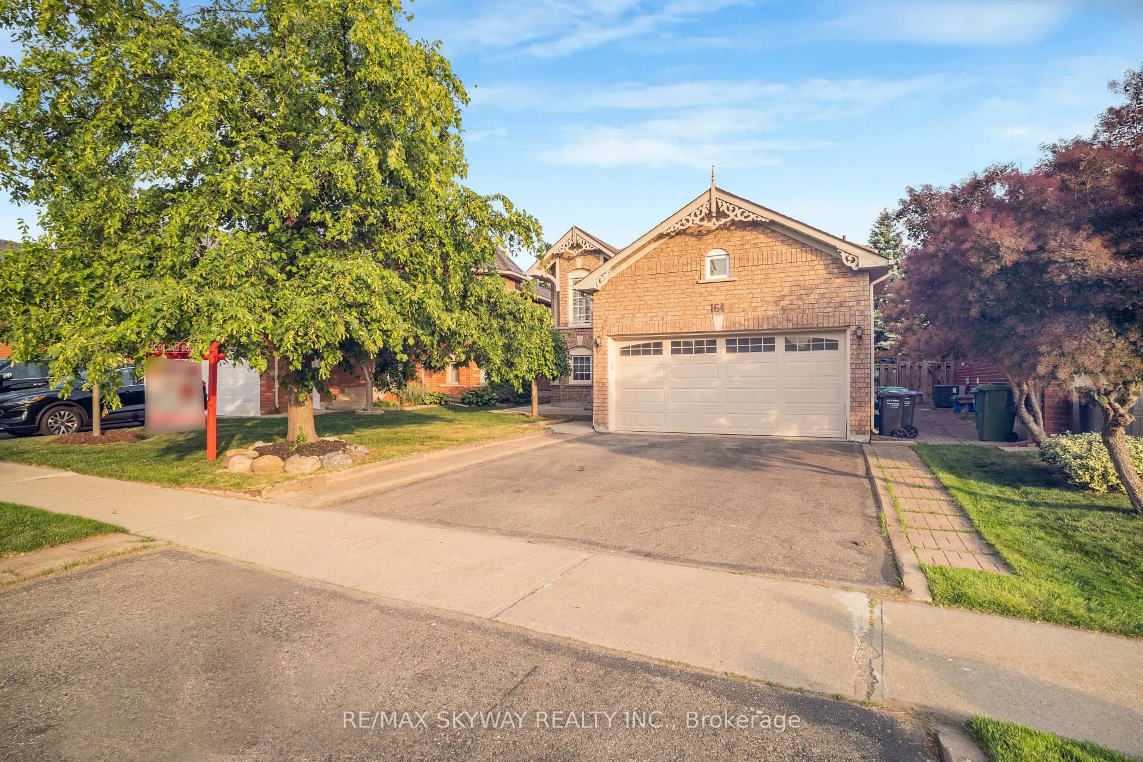 A pic from outside/outdoor area/front of a property/back of a property/a pic from drone, street for 164 Royal Valley Dr, Caledon Ontario L7C 1B7