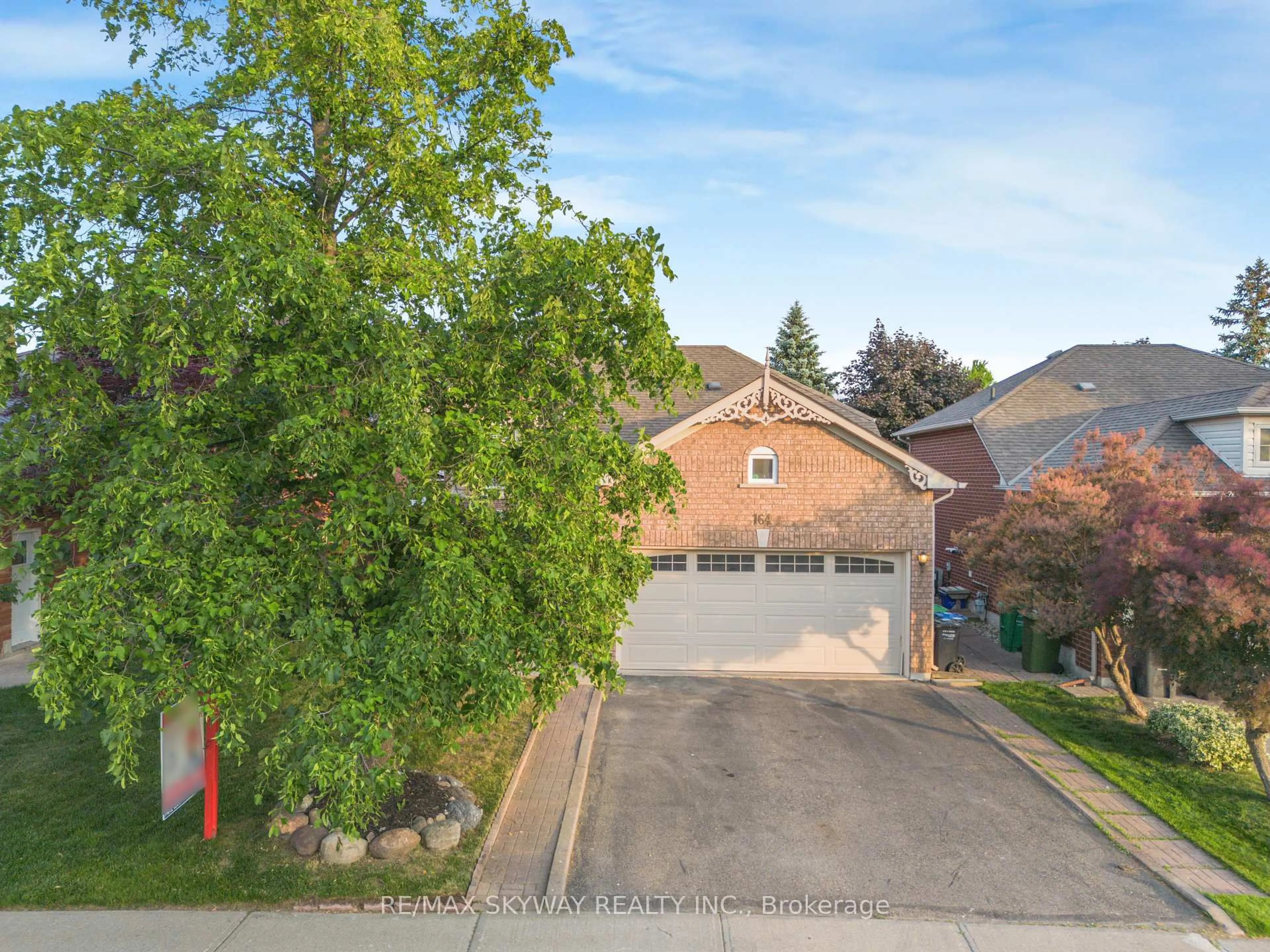 A pic from outside/outdoor area/front of a property/back of a property/a pic from drone, street for 164 Royal Valley Dr, Caledon Ontario L7C 1B7