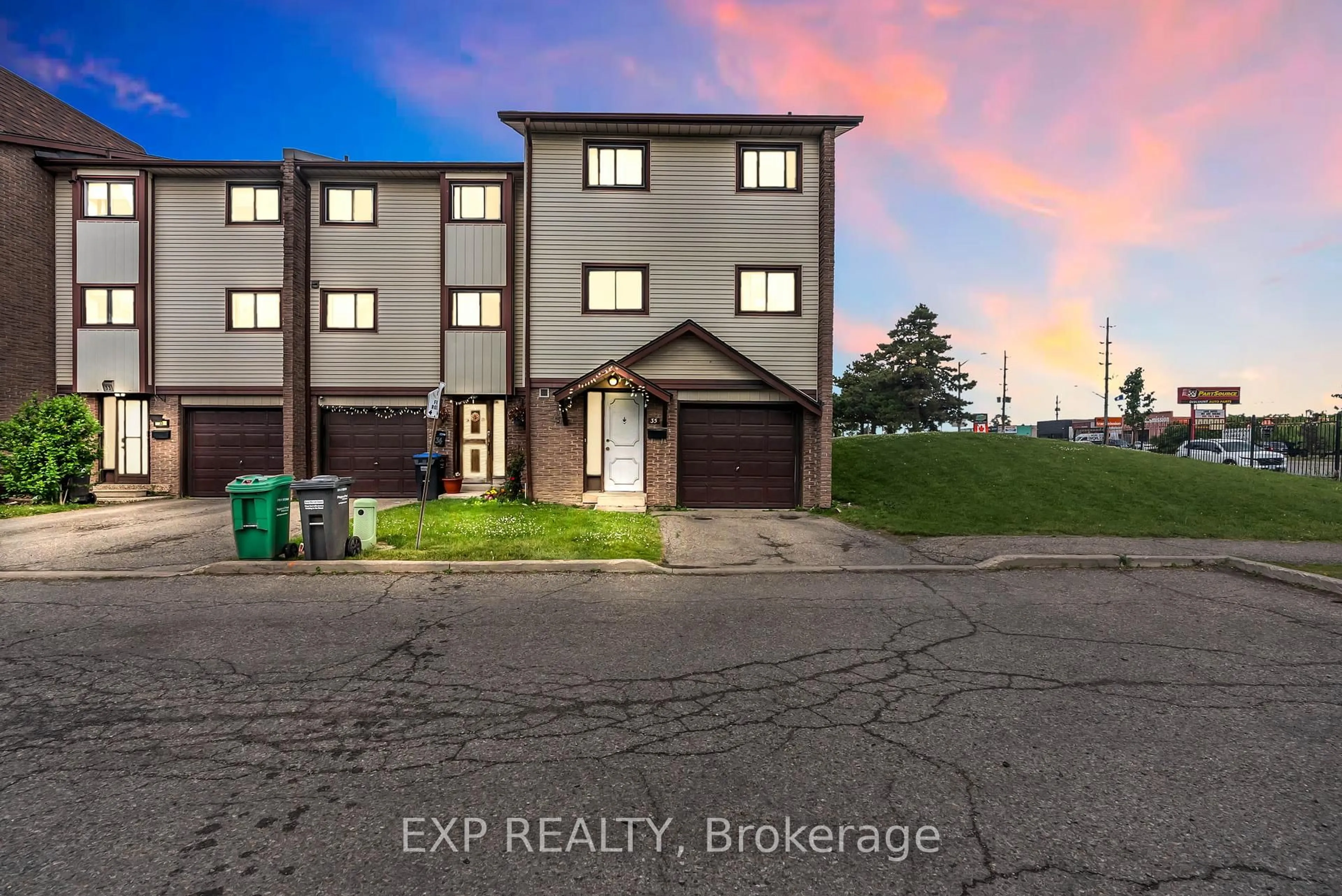 A pic from outside/outdoor area/front of a property/back of a property/a pic from drone, street for 35 McCallum Crt, Brampton Ontario L6W 3M3