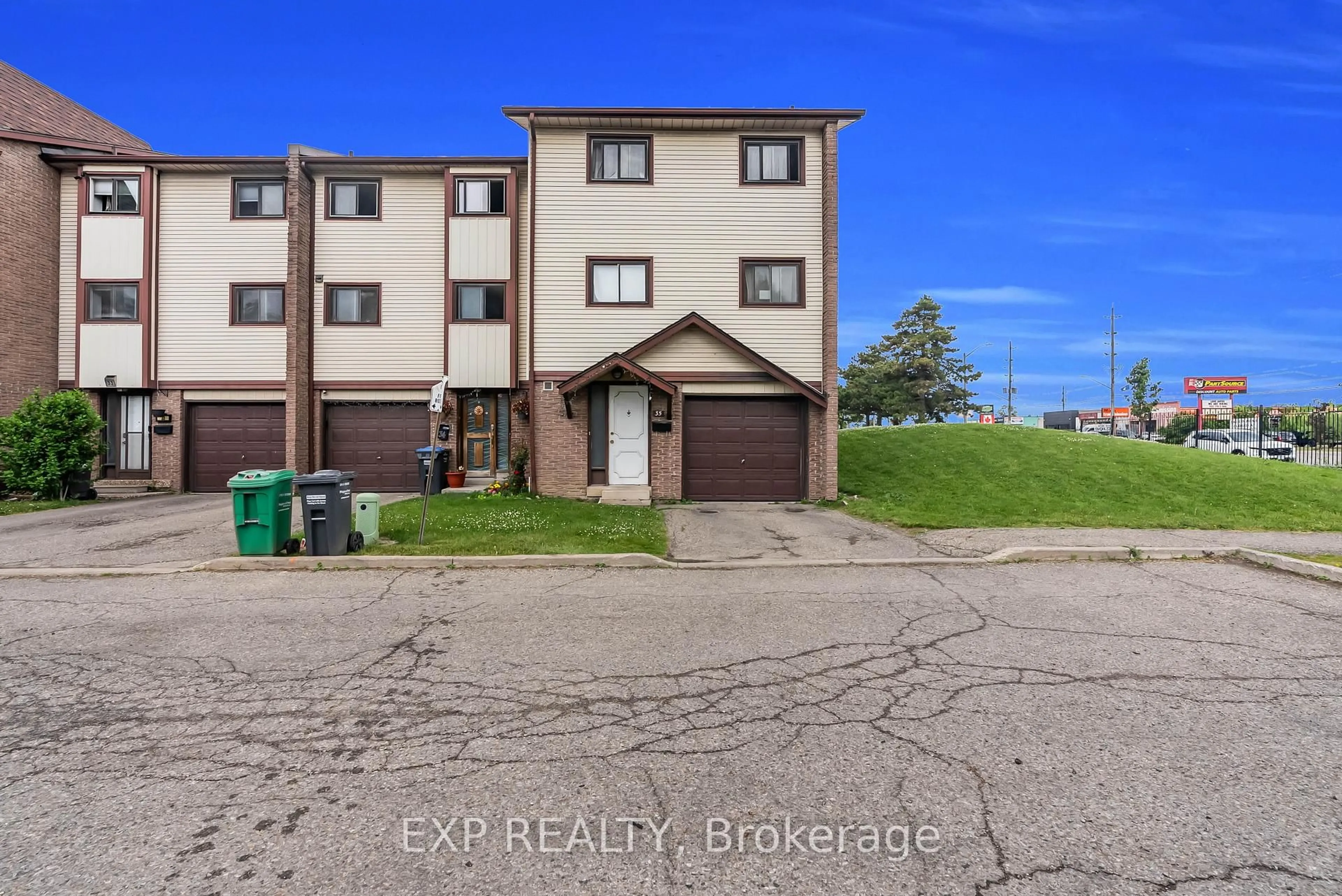 Unknown for 35 McCallum Crt, Brampton Ontario L6W 3M3