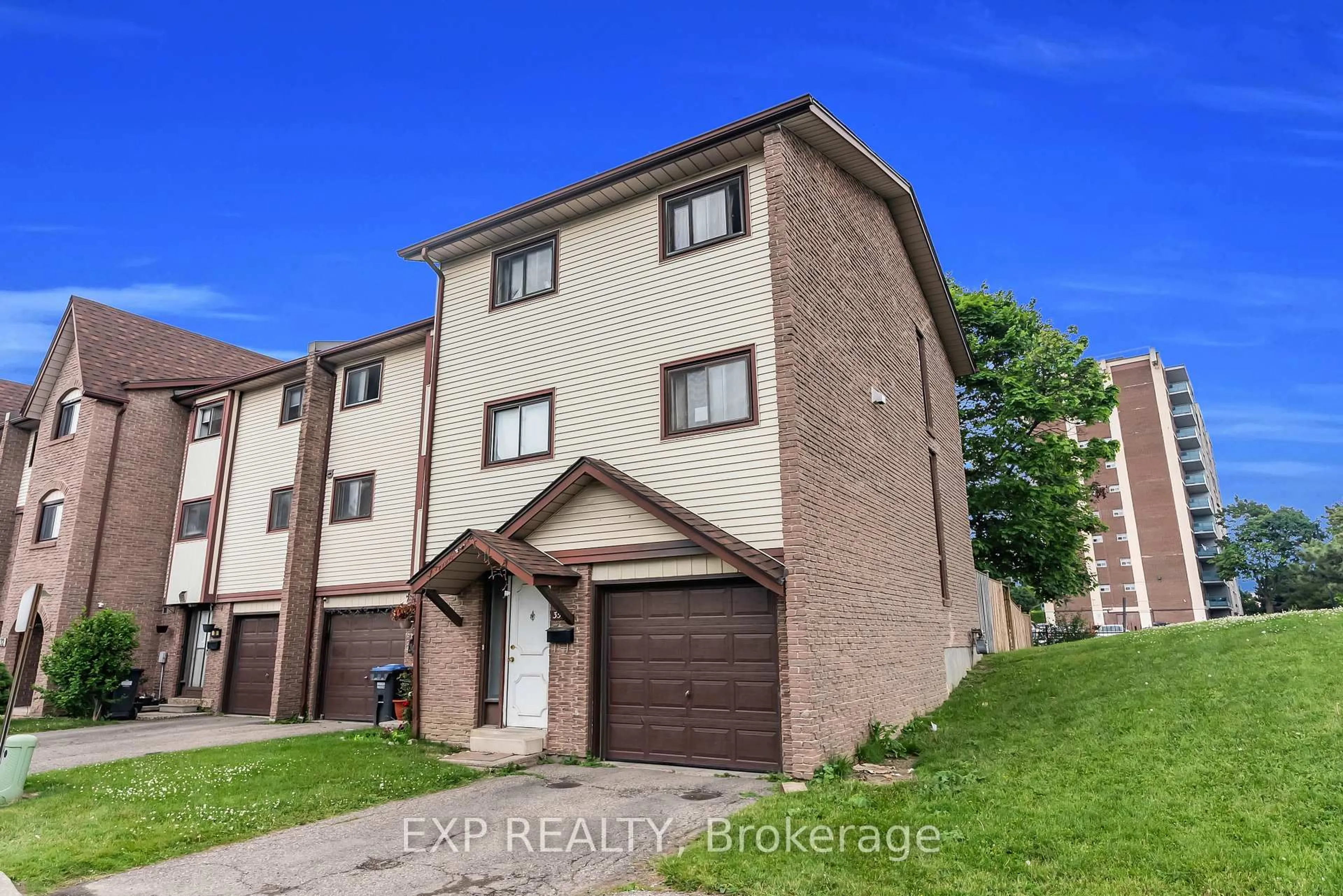 Unknown for 35 McCallum Crt, Brampton Ontario L6W 3M3
